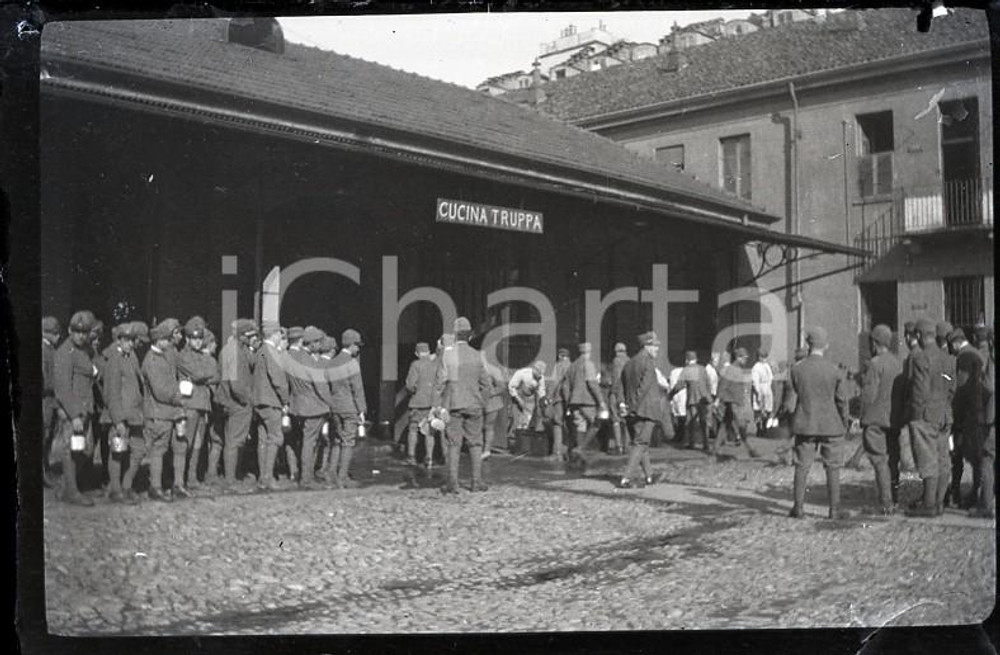 1917 WW1 ESERCITO ITALIANO Piemonte Cucina truppa NEGATIVO ORIGINALE   Negativo originale in bianco e nero (su pellicola), in formato cm 6 x 4 CONDIZIONI: FAIR (rozzamente rifilato e macchiato) ICharta mette in vendita, sul negozio eBay e in esclusiva sul sito "icharta" il proprio archivio composto da numerose diapositive e negativi fotografici d'epoca, tutti originali e autentici, che attraversano la storia del costume italiano tra gli la fine degli anni Sessanta e Novanta.Si tratta di uno sguardo inedito sull'attualit&agrave;, la politica, la vita quotidiana, il gossip e la cultura, che fotografa il cambiamento della nazione in quest'ultimo scorcio del XX secolo. Un'occasione unica per il mercato del collezionismo, che vede finalmente disponibile un archivio eccezionale per vastit&agrave;, tematiche e condizioni, in un settore (il negativo fotografico e la diapositiva) di assoluta novit&agrave; e dalle interessanti prospettive di investimento. FAIR/discreto   originale e autentica 1