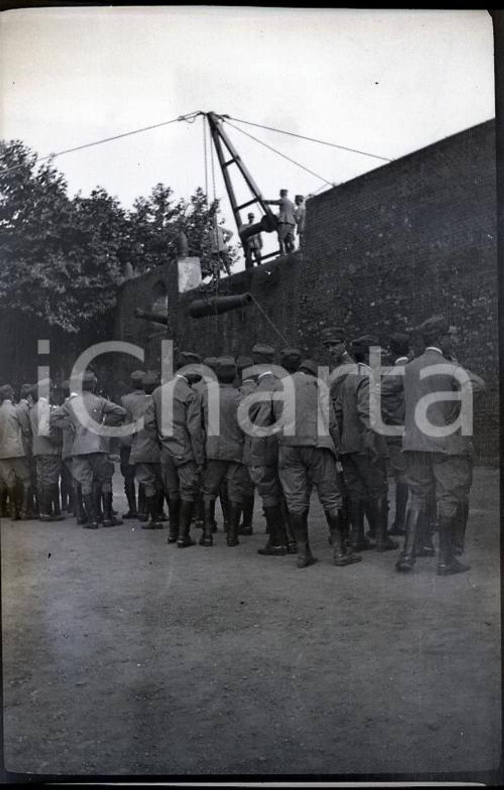 1917 WW1 ESERCITO ITALIANO Piemonte esercitazioni (3) NEGATIVO ORIGINALE   Negativo originale in bianco e nero (su pellicola), in formato cm 6 x 4 CONDIZIONI: FAIR (rozzamente rifilato e segnato) ICharta mette in vendita, sul negozio eBay e in esclusiva sul sito "icharta" il proprio archivio composto da numerose diapositive e negativi fotografici d'epoca, tutti originali e autentici, che attraversano la storia del costume italiano tra gli la fine degli anni Sessanta e Novanta.Si tratta di uno sguardo inedito sull'attualit&agrave;, la politica, la vita quotidiana, il gossip e la cultura, che fotografa il cambiamento della nazione in quest'ultimo scorcio del XX secolo. Un'occasione unica per il mercato del collezionismo, che vede finalmente disponibile un archivio eccezionale per vastit&agrave;, tematiche e condizioni, in un settore (il negativo fotografico e la diapositiva) di assoluta novit&agrave; e dalle interessanti prospettive di investimento. FAIR/discreto   originale e autentica 1