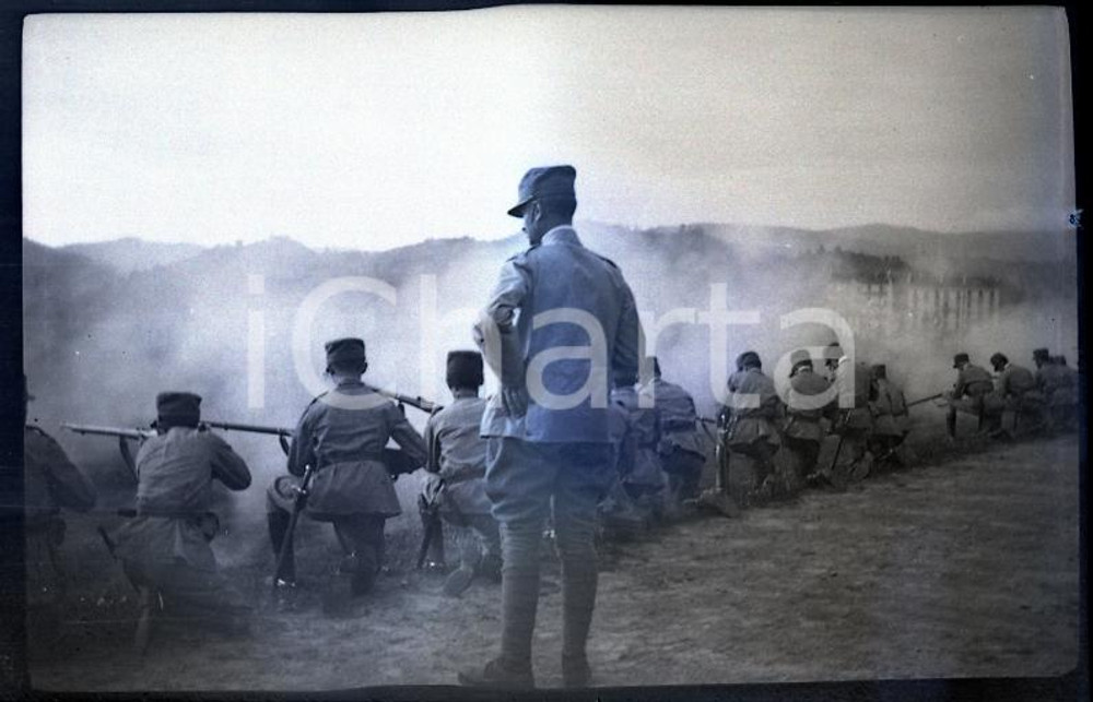 1917 WW1 ESERCITO ITALIANO Piemonte Istruzione tiro fucile  artistica NEGATIVO   Negativo originale in bianco e nero (su pellicola), in formato cm 6 x 4 CONDIZIONI: FAIR (rozzamente rifilato) ICharta mette in vendita, sul negozio eBay e in esclusiva sul sito "icharta" il proprio archivio composto da numerose diapositive e negativi fotografici d'epoca, tutti originali e autentici, che attraversano la storia del costume italiano tra gli la fine degli anni Sessanta e Novanta.Si tratta di uno sguardo inedito sull'attualit&agrave;, la politica, la vita quotidiana, il gossip e la cultura, che fotografa il cambiamento della nazione in quest'ultimo scorcio del XX secolo. Un'occasione unica per il mercato del collezionismo, che vede finalmente disponibile un archivio eccezionale per vastit&agrave;, tematiche e condizioni, in un settore (il negativo fotografico e la diapositiva) di assoluta novit&agrave; e dalle interessanti prospettive di investimento. FAIR/discreto   originale e autentica 1