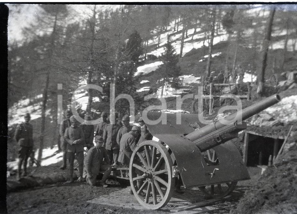 1915ca WW1 ESERCITO ITALIANO Cannone da 105/28 NEGATIVO ORIGINALE   Negativo originale in bianco e nero (su pellicola), in formato cm 6 x 9 CONDIZIONI: FAIR (rozzamente rifilato) ICharta mette in vendita, sul negozio eBay e in esclusiva sul sito "icharta" il proprio archivio composto da numerose diapositive e negativi fotografici d'epoca, tutti originali e autentici, che attraversano la storia del costume italiano tra gli la fine degli anni Sessanta e Novanta.Si tratta di uno sguardo inedito sull'attualit&agrave;, la politica, la vita quotidiana, il gossip e la cultura, che fotografa il cambiamento della nazione in quest'ultimo scorcio del XX secolo. Un'occasione unica per il mercato del collezionismo, che vede finalmente disponibile un archivio eccezionale per vastit&agrave;, tematiche e condizioni, in un settore (il negativo fotografico e la diapositiva) di assoluta novit&agrave; e dalle interessanti prospettive di investimento. FAIR/discreto   originale e autentica 1