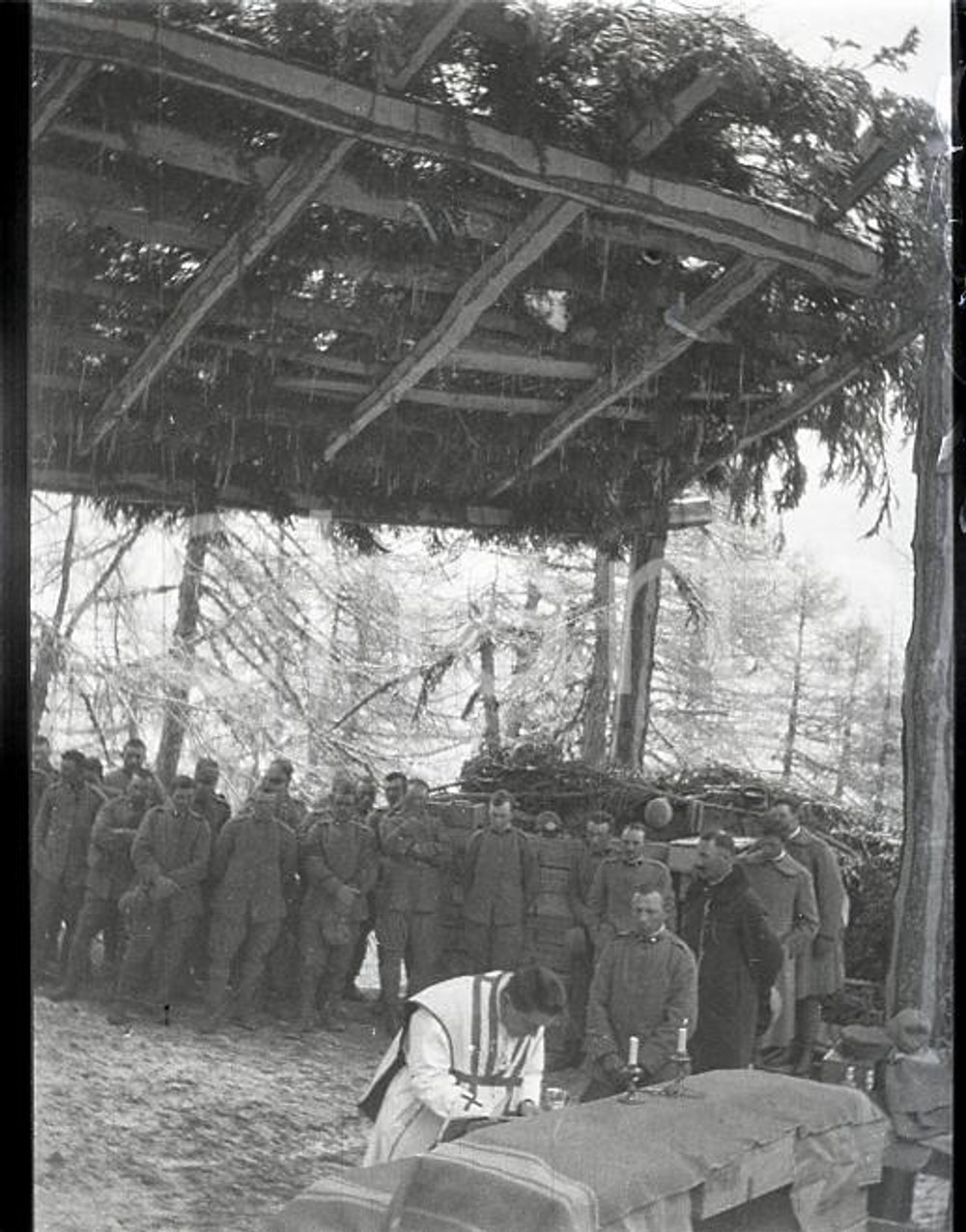 1915ca WW1 ESERCITO ITALIANO Santa Messa al fronte (2) NEGATIVO FOTOGRAFICO   Negativo originale in bianco e nero (su pellicola), in formato cm 6 x 4 CONDIZIONI: FAIR (rozzamente rifilato) ICharta mette in vendita, sul negozio eBay e in esclusiva sul sito "icharta" il proprio archivio composto da numerose diapositive e negativi fotografici d'epoca, tutti originali e autentici, che attraversano la storia del costume italiano tra gli la fine degli anni Sessanta e Novanta.Si tratta di uno sguardo inedito sull'attualit&agrave;, la politica, la vita quotidiana, il gossip e la cultura, che fotografa il cambiamento della nazione in quest'ultimo scorcio del XX secolo. Un'occasione unica per il mercato del collezionismo, che vede finalmente disponibile un archivio eccezionale per vastit&agrave;, tematiche e condizioni, in un settore (il negativo fotografico e la diapositiva) di assoluta novit&agrave; e dalle interessanti prospettive di investimento. FAIR/discreto   originale e autentica 1