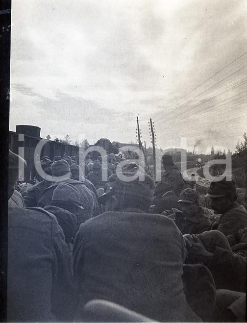1915 WW1 ESERCITO ITALIANO Tradotta verso il fronte NEGATIVO FOTOGRAFICO   Negativo originale in bianco e nero, in formato cm 4 x 6, di grande rilevanza storica ed artistica. CONDIZIONI: FAIR (rozzamente rifilato) ICharta mette in vendita, sul negozio eBay e in esclusiva sul sito "icharta" il proprio archivio composto da numerose diapositive e negativi fotografici d'epoca, tutti originali e autentici, che attraversano la storia del costume italiano tra gli la fine degli anni Sessanta e Novanta.Si tratta di uno sguardo inedito sull'attualità, la politica, la vita quotidiana, il gossip e la cultura, che fotografa il cambiamento della nazione in quest'ultimo scorcio del XX secolo. Un'occasione unica per il mercato del collezionismo, che vede finalmente disponibile un archivio eccezionale per vastità, tematiche e condizioni, in un settore (il negativo fotografico e la diapositiva) di assoluta novità e dalle interessanti prospettive di investimento. FAIR/discreto   originale e autentica 1