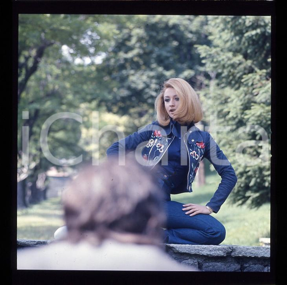 1970ca SPETTACOLO ITALIA Raffaella CARRA' Ritratto (2) NEGATIVO ORIGINALE   Negativo fotografico a colori, in formato cm 6 x 6. CONDIZIONI: GOODE' SEVERAMENTE VIETATA LA RIPRODUZIONE.TUTTI I DIRITTI SONO RISERVATI. ICharta mette in vendita, sul negozio eBay e in esclusiva sul sito "icharta" il proprio archivio composto da numerose diapositive e negativi fotografici d'epoca, tutti originali e autentici, che attraversano la storia del costume italiano tra gli la fine degli anni Sessanta e Novanta.Si tratta di uno sguardo inedito sull'attualit&agrave;, la politica, la vita quotidiana, il gossip e la cultura, che fotografa il cambiamento della nazione in quest'ultimo scorcio del XX secolo. Un'occasione unica per il mercato del collezionismo, che vede finalmente disponibile un archivio eccezionale per vastit&agrave;, tematiche e condizioni, in un settore (il negativo fotografico e la diapositiva) di assoluta novit&agrave; e dalle interessanti prospettive di investimento. FAIR/discreto   originale e autentica 1