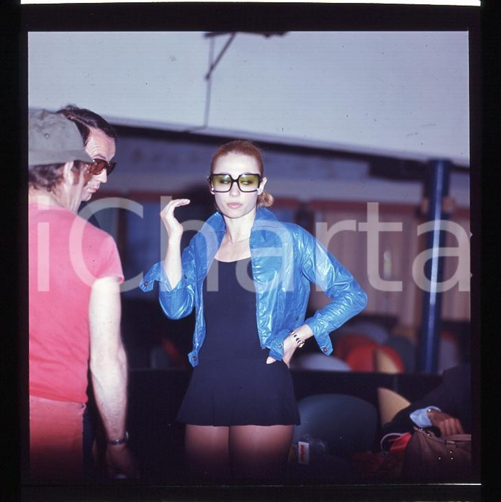 1970 Raffaella CARRA' alle Prove (2) NEGATIVO FOTOGRAFICO   Negativo fotografico a colori, in formato cm 6 x 6. CONDIZIONI: GOODE' SEVERAMENTE VIETATA LA RIPRODUZIONE.TUTTI I DIRITTI SONO RISERVATI.  ICharta mette in vendita, sul negozio eBay e in esclusiva sul sito "icharta" il proprio archivio composto da numerose diapositive e negativi fotografici d'epoca, tutti originali e autentici, che attraversano la storia del costume italiano tra gli la fine degli anni Sessanta e Novanta.Si tratta di uno sguardo inedito sull'attualit&agrave;, la politica, la vita quotidiana, il gossip e la cultura, che fotografa il cambiamento della nazione in quest'ultimo scorcio del XX secolo. Un'occasione unica per il mercato del collezionismo, che vede finalmente disponibile un archivio eccezionale per vastit&agrave;, tematiche e condizioni, in un settore (il negativo fotografico e la diapositiva) di assoluta novit&agrave; e dalle interessanti prospettive di investimento. FAIR/discreto   originale e autentica 1