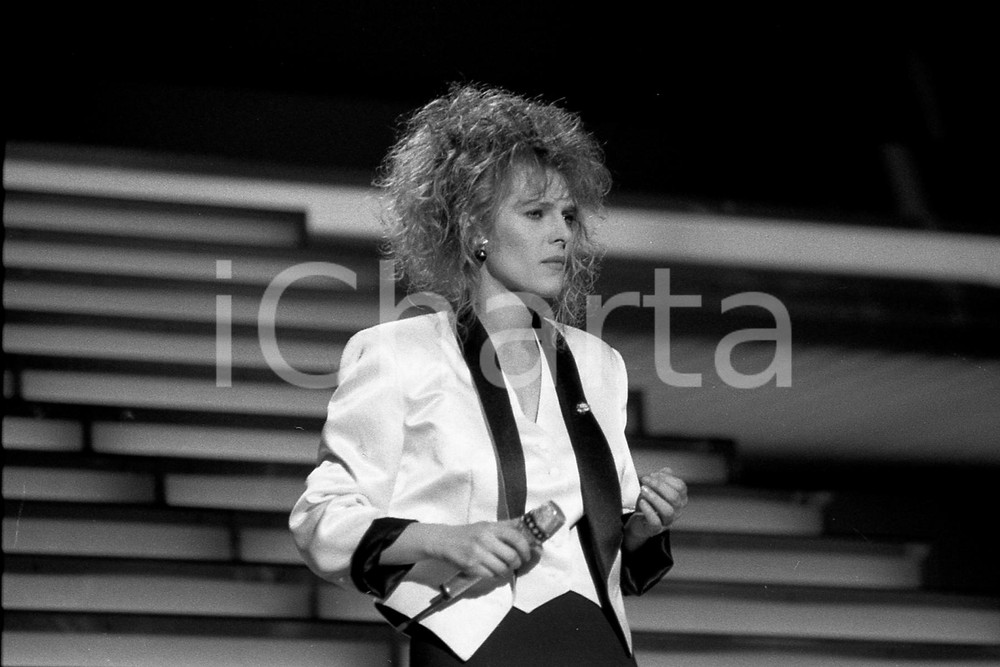 1987 SANREMO Lena BIOLCATI interpreta Vita mia (2) NEGATIVO ORIGINALE Negativo originale in bianco e nero, in formato 35mm CONDIZIONI: FAIR E' SEVERAMENTE VIETATA LA RIPRODUZIONE.TUTTI I DIRITTI SONO RISERVATI.ICharta mette in vendita, sul negozio eBay e in esclusiva sul sito "icharta" il proprio archivio composto da numerose diapositive e negativi fotografici d'epoca, tutti originali e autentici, che attraversano la storia del costume italiano tra gli la fine degli anni Sessanta e Novanta.Si tratta di uno sguardo inedito sull'attualità, la politica, la vita quotidiana, il gossip e la cultura, che fotografa il cambiamento della nazione in quest'ultimo scorcio del XX secolo. Un'occasione unica per il mercato del collezionismo, che vede finalmente disponibile un archivio eccezionale per vastità, tematiche e condizioni, in un settore (il negativo fotografico e la diapositiva) di assoluta novità e dalle interessanti prospettive di investimento. FAIR/discreto   originale e autentica 1