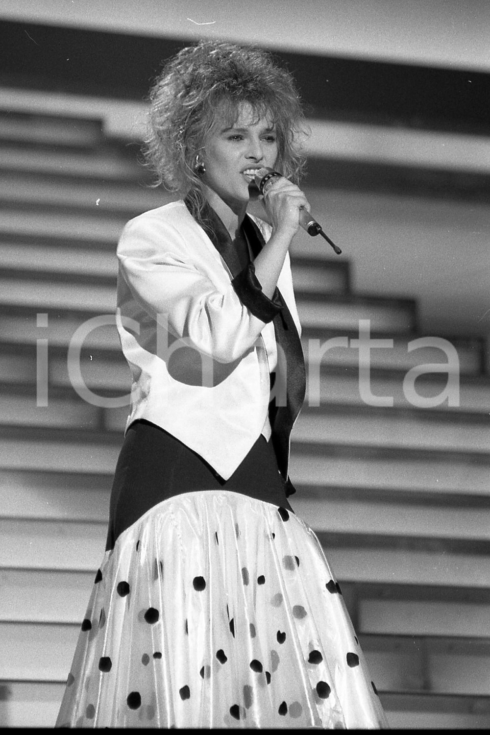1987 SANREMO Lena BIOLCATI interpreta Vita mia (3) NEGATIVO ORIGINALE Negativo originale in bianco e nero, in formato 35mm CONDIZIONI: FAIR E' SEVERAMENTE VIETATA LA RIPRODUZIONE.TUTTI I DIRITTI SONO RISERVATI.ICharta mette in vendita, sul negozio eBay e in esclusiva sul sito "icharta" il proprio archivio composto da numerose diapositive e negativi fotografici d'epoca, tutti originali e autentici, che attraversano la storia del costume italiano tra gli la fine degli anni Sessanta e Novanta.Si tratta di uno sguardo inedito sull'attualità, la politica, la vita quotidiana, il gossip e la cultura, che fotografa il cambiamento della nazione in quest'ultimo scorcio del XX secolo. Un'occasione unica per il mercato del collezionismo, che vede finalmente disponibile un archivio eccezionale per vastità, tematiche e condizioni, in un settore (il negativo fotografico e la diapositiva) di assoluta novità e dalle interessanti prospettive di investimento. FAIR/discreto   originale e autentica 1
