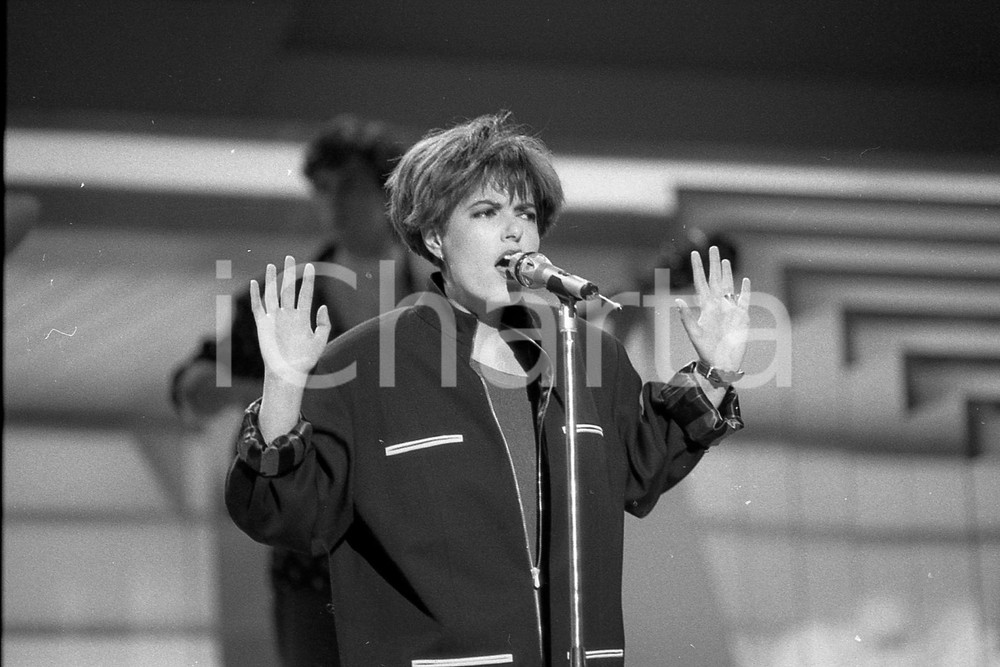 1987 FESTIVAL SANREMO NADA canta Bolero (1) NEGATIVO ORIGINALE Negativo originale in bianco e nero, in formato 35mm CONDIZIONI: FAIR E' SEVERAMENTE VIETATA LA RIPRODUZIONE.TUTTI I DIRITTI SONO RISERVATI.ICharta mette in vendita, sul negozio eBay e in esclusiva sul sito "icharta" il proprio archivio composto da numerose diapositive e negativi fotografici d'epoca, tutti originali e autentici, che attraversano la storia del costume italiano tra gli la fine degli anni Sessanta e Novanta.Si tratta di uno sguardo inedito sull'attualità, la politica, la vita quotidiana, il gossip e la cultura, che fotografa il cambiamento della nazione in quest'ultimo scorcio del XX secolo. Un'occasione unica per il mercato del collezionismo, che vede finalmente disponibile un archivio eccezionale per vastità, tematiche e condizioni, in un settore (il negativo fotografico e la diapositiva) di assoluta novità e dalle interessanti prospettive di investimento. FAIR/discreto   originale e autentica 1