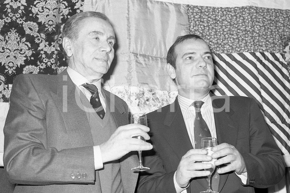 35mm NEGATIVO ORIGINALE * 1987 RAI PORTOBELLO Enzo TORTORA e Giancarlo NICOTRA 3 Negativo fotografico realizzato alla conferenza stampa di presentazione della ripresa del programma.Negativo originale in bianco e nero, in formato 35mm CONDIZIONI: GOOD E' SEVERAMENTE VIETATA LA RIPRODUZIONE.TUTTI I DIRITTI SONO RISERVATI.ICharta mette in vendita, sul negozio eBay e in esclusiva sul sito "icharta" il proprio archivio composto da numerose diapositive e negativi fotografici d'epoca, tutti originali e autentici, che attraversano la storia del costume italiano tra gli la fine degli anni Sessanta e Novanta.Si tratta di uno sguardo inedito sull'attualità, la politica, la vita quotidiana, il gossip e la cultura, che fotografa il cambiamento della nazione in quest'ultimo scorcio del XX secolo. Un'occasione unica per il mercato del collezionismo, che vede finalmente disponibile un archivio eccezionale per vastità, tematiche e condizioni, in un settore (il negativo fotografico e la diapositiva) di assoluta novità e dalle interessanti prospettive di investimento. FAIR/discreto   originale e autentica 1