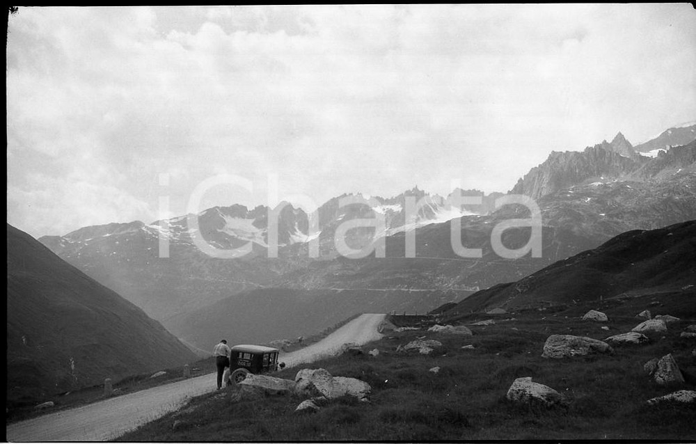 1932 SVIZZERA La strada per il passo della Furka NEGATIVO FOTOGRAFICO   Negativo originale in bianco e nero, in formato cm 6 x 9 CONDIZIONI: GOOD ICharta mette in vendita, sul negozio eBay e in esclusiva sul sito "icharta" il proprio archivio composto da numerose diapositive e negativi fotografici d'epoca, tutti originali e autentici, che attraversano la storia del costume italiano tra gli la fine degli anni Sessanta e Novanta.Si tratta di uno sguardo inedito sull'attualit&agrave;, la politica, la vita quotidiana, il gossip e la cultura, che fotografa il cambiamento della nazione in quest'ultimo scorcio del XX secolo. Un'occasione unica per il mercato del collezionismo, che vede finalmente disponibile un archivio eccezionale per vastit&agrave;, tematiche e condizioni, in un settore (il negativo fotografico e la diapositiva) di assoluta novit&agrave; e dalle interessanti prospettive di investimento. FAIR/discreto   originale e autentica 1