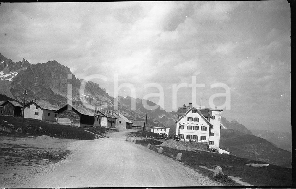 1932 SVIZZERA Furkapass il passo della Furka NEGATIVO FOTOGRAFICO   Negativo originale in bianco e nero, in formato cm 6 x 9 CONDIZIONI: GOOD ICharta mette in vendita, sul negozio eBay e in esclusiva sul sito "icharta" il proprio archivio composto da numerose diapositive e negativi fotografici d'epoca, tutti originali e autentici, che attraversano la storia del costume italiano tra gli la fine degli anni Sessanta e Novanta.Si tratta di uno sguardo inedito sull'attualit&agrave;, la politica, la vita quotidiana, il gossip e la cultura, che fotografa il cambiamento della nazione in quest'ultimo scorcio del XX secolo. Un'occasione unica per il mercato del collezionismo, che vede finalmente disponibile un archivio eccezionale per vastit&agrave;, tematiche e condizioni, in un settore (il negativo fotografico e la diapositiva) di assoluta novit&agrave; e dalle interessanti prospettive di investimento. FAIR/discreto   originale e autentica 1