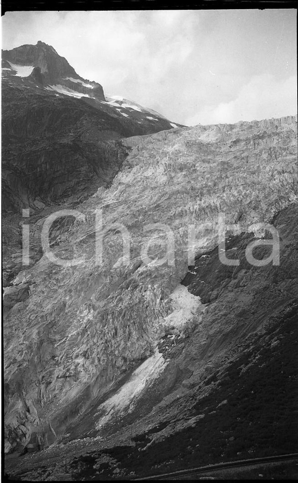 1932 SVIZZERA Ghiacciaio del Rodano al Furkapass (1) NEGATIVO ORIGINALE   Negativo originale in bianco e nero, in formato cm 6 x 9 CONDIZIONI: GOOD ICharta mette in vendita, sul negozio eBay e in esclusiva sul sito "icharta" il proprio archivio composto da numerose diapositive e negativi fotografici d'epoca, tutti originali e autentici, che attraversano la storia del costume italiano tra gli la fine degli anni Sessanta e Novanta.Si tratta di uno sguardo inedito sull'attualit&agrave;, la politica, la vita quotidiana, il gossip e la cultura, che fotografa il cambiamento della nazione in quest'ultimo scorcio del XX secolo. Un'occasione unica per il mercato del collezionismo, che vede finalmente disponibile un archivio eccezionale per vastit&agrave;, tematiche e condizioni, in un settore (il negativo fotografico e la diapositiva) di assoluta novit&agrave; e dalle interessanti prospettive di investimento. FAIR/discreto   originale e autentica 1
