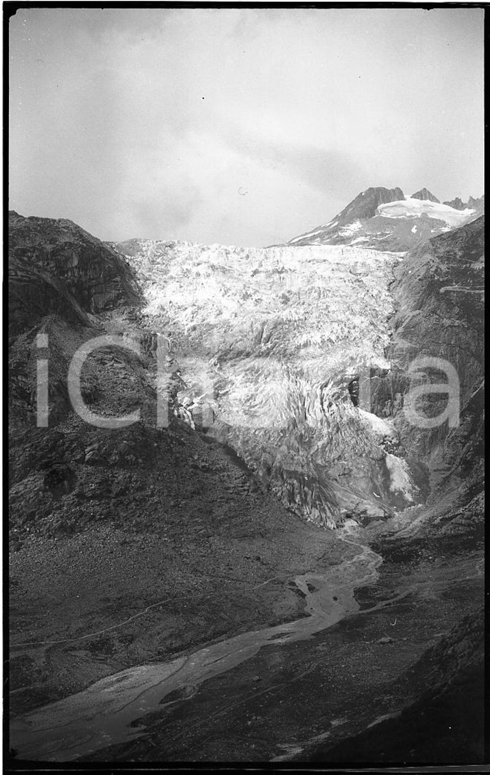 1932 SVIZZERA Ghiacciaio del Rodano al Furkapass (2) NEGATIVO FOTOGRAFICO   Negativo originale in bianco e nero, in formato cm 6 x 9 CONDIZIONI: GOOD ICharta mette in vendita, sul negozio eBay e in esclusiva sul sito "icharta" il proprio archivio composto da numerose diapositive e negativi fotografici d'epoca, tutti originali e autentici, che attraversano la storia del costume italiano tra gli la fine degli anni Sessanta e Novanta.Si tratta di uno sguardo inedito sull'attualit&agrave;, la politica, la vita quotidiana, il gossip e la cultura, che fotografa il cambiamento della nazione in quest'ultimo scorcio del XX secolo. Un'occasione unica per il mercato del collezionismo, che vede finalmente disponibile un archivio eccezionale per vastit&agrave;, tematiche e condizioni, in un settore (il negativo fotografico e la diapositiva) di assoluta novit&agrave; e dalle interessanti prospettive di investimento. FAIR/discreto   originale e autentica 1