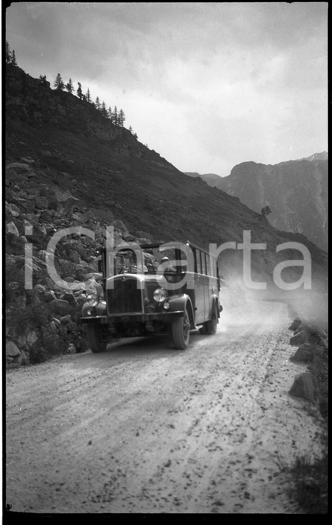 1932 GRAN S. BERNARDO Pullman turistico per il passo NEGATIVO ORIGINALE   Negativo originale in bianco e nero, in formato cm 6 x 9 CONDIZIONI: GOOD ICharta mette in vendita, sul negozio eBay e in esclusiva sul sito "icharta" il proprio archivio composto da numerose diapositive e negativi fotografici d'epoca, tutti originali e autentici, che attraversano la storia del costume italiano tra gli la fine degli anni Sessanta e Novanta.Si tratta di uno sguardo inedito sull'attualit&agrave;, la politica, la vita quotidiana, il gossip e la cultura, che fotografa il cambiamento della nazione in quest'ultimo scorcio del XX secolo. Un'occasione unica per il mercato del collezionismo, che vede finalmente disponibile un archivio eccezionale per vastit&agrave;, tematiche e condizioni, in un settore (il negativo fotografico e la diapositiva) di assoluta novit&agrave; e dalle interessanti prospettive di investimento. FAIR/discreto   originale e autentica 1