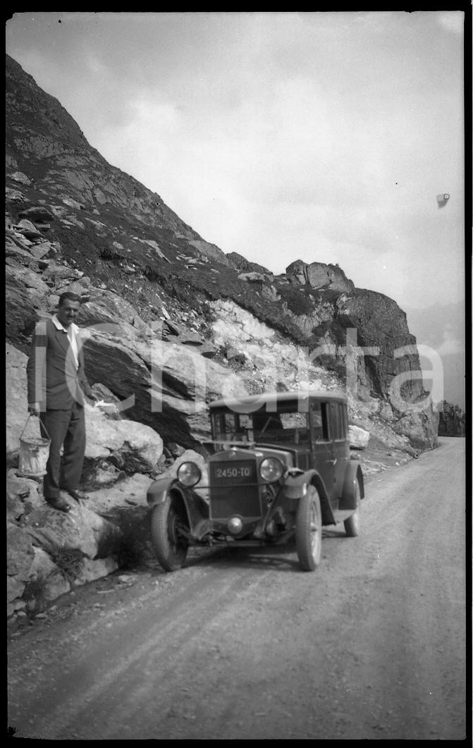 1932 GRAN S. BERNARDO Fiat 525 in panne al passo NEGATIVO ORIGINALE   Negativo originale in bianco e nero, in formato cm 6 x 9 CONDIZIONI: GOOD ICharta mette in vendita, sul negozio eBay e in esclusiva sul sito "icharta" il proprio archivio composto da numerose diapositive e negativi fotografici d'epoca, tutti originali e autentici, che attraversano la storia del costume italiano tra gli la fine degli anni Sessanta e Novanta.Si tratta di uno sguardo inedito sull'attualit&agrave;, la politica, la vita quotidiana, il gossip e la cultura, che fotografa il cambiamento della nazione in quest'ultimo scorcio del XX secolo. Un'occasione unica per il mercato del collezionismo, che vede finalmente disponibile un archivio eccezionale per vastit&agrave;, tematiche e condizioni, in un settore (il negativo fotografico e la diapositiva) di assoluta novit&agrave; e dalle interessanti prospettive di investimento. FAIR/discreto   originale e autentica 1
