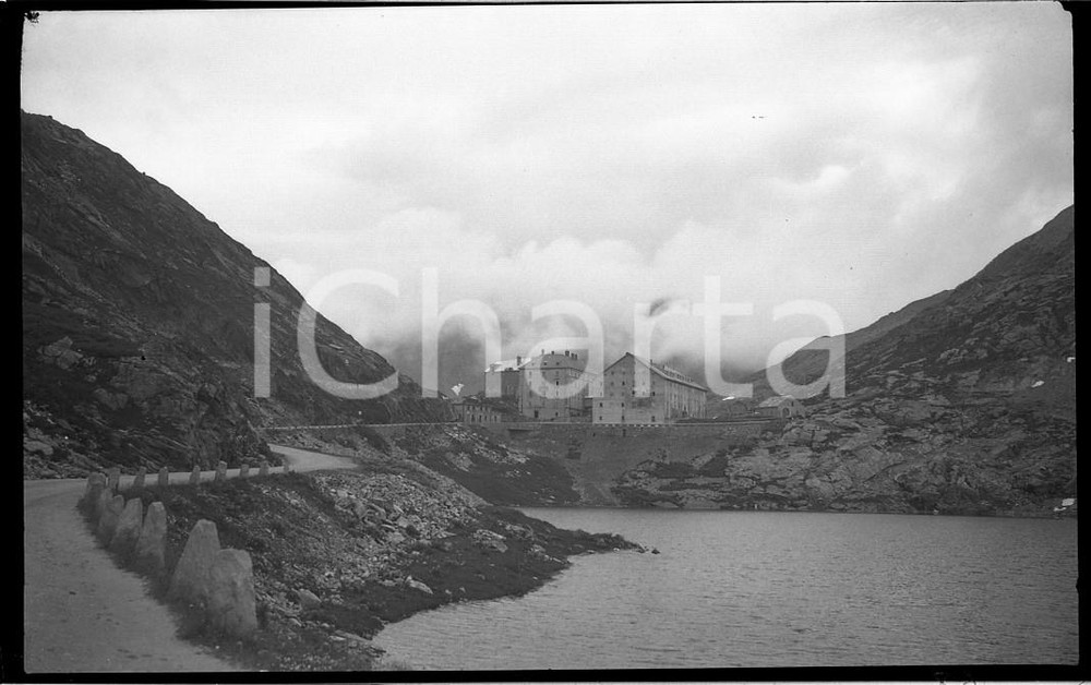 1932 GRAN S. BERNARDO L'Ospizio al passo NEGATIVO ORIGINALE   Negativo originale in bianco e nero, in formato cm 6 x 9 CONDIZIONI: GOOD ICharta mette in vendita, sul negozio eBay e in esclusiva sul sito "icharta" il proprio archivio composto da numerose diapositive e negativi fotografici d'epoca, tutti originali e autentici, che attraversano la storia del costume italiano tra gli la fine degli anni Sessanta e Novanta.Si tratta di uno sguardo inedito sull'attualit&agrave;, la politica, la vita quotidiana, il gossip e la cultura, che fotografa il cambiamento della nazione in quest'ultimo scorcio del XX secolo. Un'occasione unica per il mercato del collezionismo, che vede finalmente disponibile un archivio eccezionale per vastit&agrave;, tematiche e condizioni, in un settore (il negativo fotografico e la diapositiva) di assoluta novit&agrave; e dalle interessanti prospettive di investimento. FAIR/discreto   originale e autentica 1