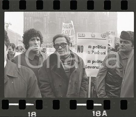 1970ca MILANO Pierpaolo PASOLINI Ninetto DAVOLI Sciopero gen. NEGATIVO ORIGINALE Fotografie durante sciopero generale in piazza Duomo.Negativo originale in bianco e nero (su pellicola), in formato 35mm CONDIZIONI:  GOODE' severamente vietata la riproduzione. Tutti i diritti sono riservati. ICharta mette in vendita, sul negozio eBay e in esclusiva sul sito "icharta" il proprio archivio composto da numerose diapositive e negativi fotografici d'epoca, tutti originali e autentici, che attraversano la storia del costume italiano tra gli la fine degli anni Sessanta e Novanta.Si tratta di uno sguardo inedito sull'attualit&agrave;, la politica, la vita quotidiana, il gossip e la cultura, che fotografa il cambiamento della nazione in quest'ultimo scorcio del XX secolo. Un'occasione unica per il mercato del collezionismo, che vede finalmente disponibile un archivio eccezionale per vastit&agrave;, tematiche e condizioni, in un settore (il negativo fotografico e la diapositiva) di assoluta novit&agrave; e dalle interessanti prospettive di investimento. FAIR/discreto   originale e autentica 1