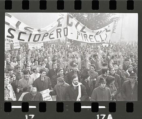 1970ca MILANO Sciopero generale in piazza Duomo (2) NEGATIVO ORIGINALE Negativo originale in bianco e nero (su pellicola), in formato 35mm CONDIZIONI:  GOODE' severamente vietata la riproduzione. Tutti i diritti sono riservati. ICharta mette in vendita, sul negozio eBay e in esclusiva sul sito "icharta" il proprio archivio composto da numerose diapositive e negativi fotografici d'epoca, tutti originali e autentici, che attraversano la storia del costume italiano tra gli la fine degli anni Sessanta e Novanta.Si tratta di uno sguardo inedito sull'attualit&agrave;, la politica, la vita quotidiana, il gossip e la cultura, che fotografa il cambiamento della nazione in quest'ultimo scorcio del XX secolo. Un'occasione unica per il mercato del collezionismo, che vede finalmente disponibile un archivio eccezionale per vastit&agrave;, tematiche e condizioni, in un settore (il negativo fotografico e la diapositiva) di assoluta novit&agrave; e dalle interessanti prospettive di investimento. FAIR/discreto   originale e autentica 1