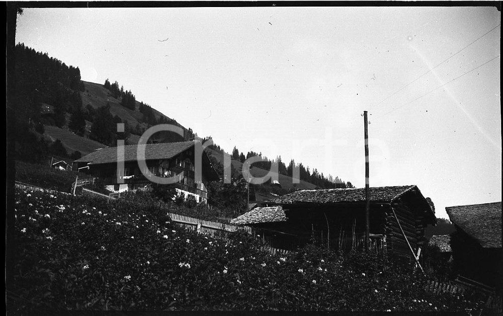 1932 SVIZZERA ZWEISIMMEN Tipici chalet di montagna NEGATIVO ORIGINALE   Negativo originale in bianco e nero, in formato cm 6 x 9 CONDIZIONI: FAIR ICharta mette in vendita, sul negozio eBay e in esclusiva sul sito "icharta" il proprio archivio composto da numerose diapositive e negativi fotografici d'epoca, tutti originali e autentici, che attraversano la storia del costume italiano tra gli la fine degli anni Sessanta e Novanta.Si tratta di uno sguardo inedito sull'attualità, la politica, la vita quotidiana, il gossip e la cultura, che fotografa il cambiamento della nazione in quest'ultimo scorcio del XX secolo. Un'occasione unica per il mercato del collezionismo, che vede finalmente disponibile un archivio eccezionale per vastità, tematiche e condizioni, in un settore (il negativo fotografico e la diapositiva) di assoluta novità e dalle interessanti prospettive di investimento. FAIR/discreto   originale e autentica 1