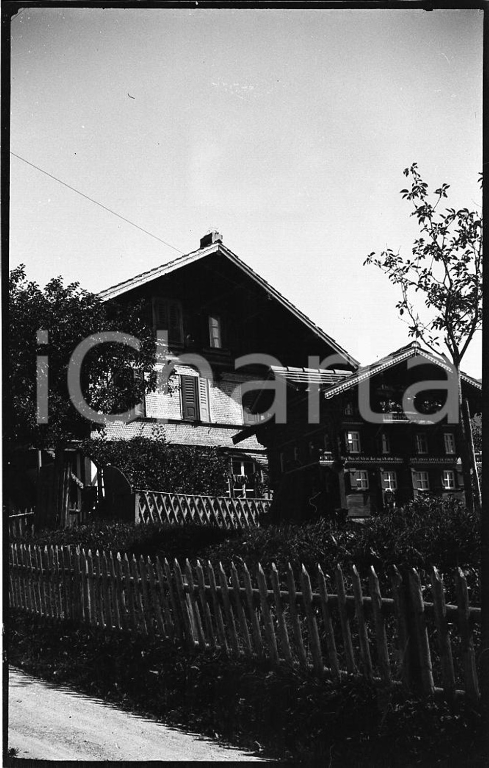 1932 SVIZZERA ZWEISIMMEN Tipici chalet di montagna (1) NEGATIVO ORIGINALE  Negativo originale in bianco e nero, in formato cm 6 x 9 CONDIZIONI: FAIR ICharta mette in vendita, sul negozio eBay e in esclusiva sul sito "icharta" il proprio archivio composto da numerose diapositive e negativi fotografici d'epoca, tutti originali e autentici, che attraversano la storia del costume italiano tra gli la fine degli anni Sessanta e Novanta.Si tratta di uno sguardo inedito sull'attualità, la politica, la vita quotidiana, il gossip e la cultura, che fotografa il cambiamento della nazione in quest'ultimo scorcio del XX secolo. Un'occasione unica per il mercato del collezionismo, che vede finalmente disponibile un archivio eccezionale per vastità, tematiche e condizioni, in un settore (il negativo fotografico e la diapositiva) di assoluta novità e dalle interessanti prospettive di investimento. FAIR/discreto   originale e autentica 1
