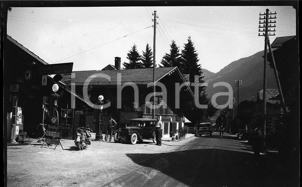 1932 SVIZZERA ZWEISIMMEN Centro del villaggio NEGATIVO ORIGINALE Nella foto il distributore benzina con auto e moto di passaggio. Negativo originale in bianco e nero, in formato cm 6 x 9 CONDIZIONI: FAIR ICharta mette in vendita, sul negozio eBay e in esclusiva sul sito "icharta" il proprio archivio composto da numerose diapositive e negativi fotografici d'epoca, tutti originali e autentici, che attraversano la storia del costume italiano tra gli la fine degli anni Sessanta e Novanta.Si tratta di uno sguardo inedito sull'attualità, la politica, la vita quotidiana, il gossip e la cultura, che fotografa il cambiamento della nazione in quest'ultimo scorcio del XX secolo. Un'occasione unica per il mercato del collezionismo, che vede finalmente disponibile un archivio eccezionale per vastità, tematiche e condizioni, in un settore (il negativo fotografico e la diapositiva) di assoluta novità e dalle interessanti prospettive di investimento. FAIR/discreto   originale e autentica 1