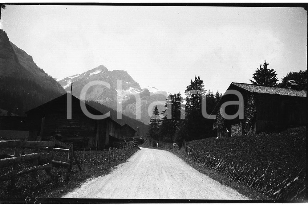1932 SVIZZERA ZWEISIMMEN Il Monte Eiger sullo sfondo NEGATIVO ORIGINALE   Negativo originale in bianco e nero, in formato cm 6 x 9 CONDIZIONI: FAIR ICharta mette in vendita, sul negozio eBay e in esclusiva sul sito "icharta" il proprio archivio composto da numerose diapositive e negativi fotografici d'epoca, tutti originali e autentici, che attraversano la storia del costume italiano tra gli la fine degli anni Sessanta e Novanta.Si tratta di uno sguardo inedito sull'attualità, la politica, la vita quotidiana, il gossip e la cultura, che fotografa il cambiamento della nazione in quest'ultimo scorcio del XX secolo. Un'occasione unica per il mercato del collezionismo, che vede finalmente disponibile un archivio eccezionale per vastità, tematiche e condizioni, in un settore (il negativo fotografico e la diapositiva) di assoluta novità e dalle interessanti prospettive di investimento. FAIR/discreto   originale e autentica 1