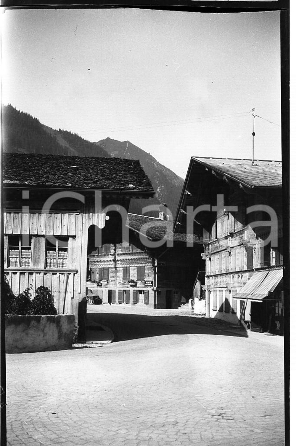 1932 SVIZZERA ZWEISIMMEN Centro del villaggio 2 NEGATIVO ORIGINALE  Negativo originale in bianco e nero, in formato cm 6 x 9 CONDIZIONI: FAIR ICharta mette in vendita, sul negozio eBay e in esclusiva sul sito "icharta" il proprio archivio composto da numerose diapositive e negativi fotografici d'epoca, tutti originali e autentici, che attraversano la storia del costume italiano tra gli la fine degli anni Sessanta e Novanta.Si tratta di uno sguardo inedito sull'attualità, la politica, la vita quotidiana, il gossip e la cultura, che fotografa il cambiamento della nazione in quest'ultimo scorcio del XX secolo. Un'occasione unica per il mercato del collezionismo, che vede finalmente disponibile un archivio eccezionale per vastità, tematiche e condizioni, in un settore (il negativo fotografico e la diapositiva) di assoluta novità e dalle interessanti prospettive di investimento. FAIR/discreto   originale e autentica 1