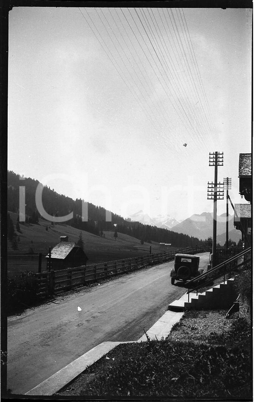 1932 SVIZZERA ZWEISIMMEN La strada verso Ginevra NEGATIVO ORIGINALE  Negativo originale in bianco e nero, in formato cm 6 x 9 CONDIZIONI: FAIR ICharta mette in vendita, sul negozio eBay e in esclusiva sul sito "icharta" il proprio archivio composto da numerose diapositive e negativi fotografici d'epoca, tutti originali e autentici, che attraversano la storia del costume italiano tra gli la fine degli anni Sessanta e Novanta.Si tratta di uno sguardo inedito sull'attualità, la politica, la vita quotidiana, il gossip e la cultura, che fotografa il cambiamento della nazione in quest'ultimo scorcio del XX secolo. Un'occasione unica per il mercato del collezionismo, che vede finalmente disponibile un archivio eccezionale per vastità, tematiche e condizioni, in un settore (il negativo fotografico e la diapositiva) di assoluta novità e dalle interessanti prospettive di investimento. FAIR/discreto   originale e autentica 1