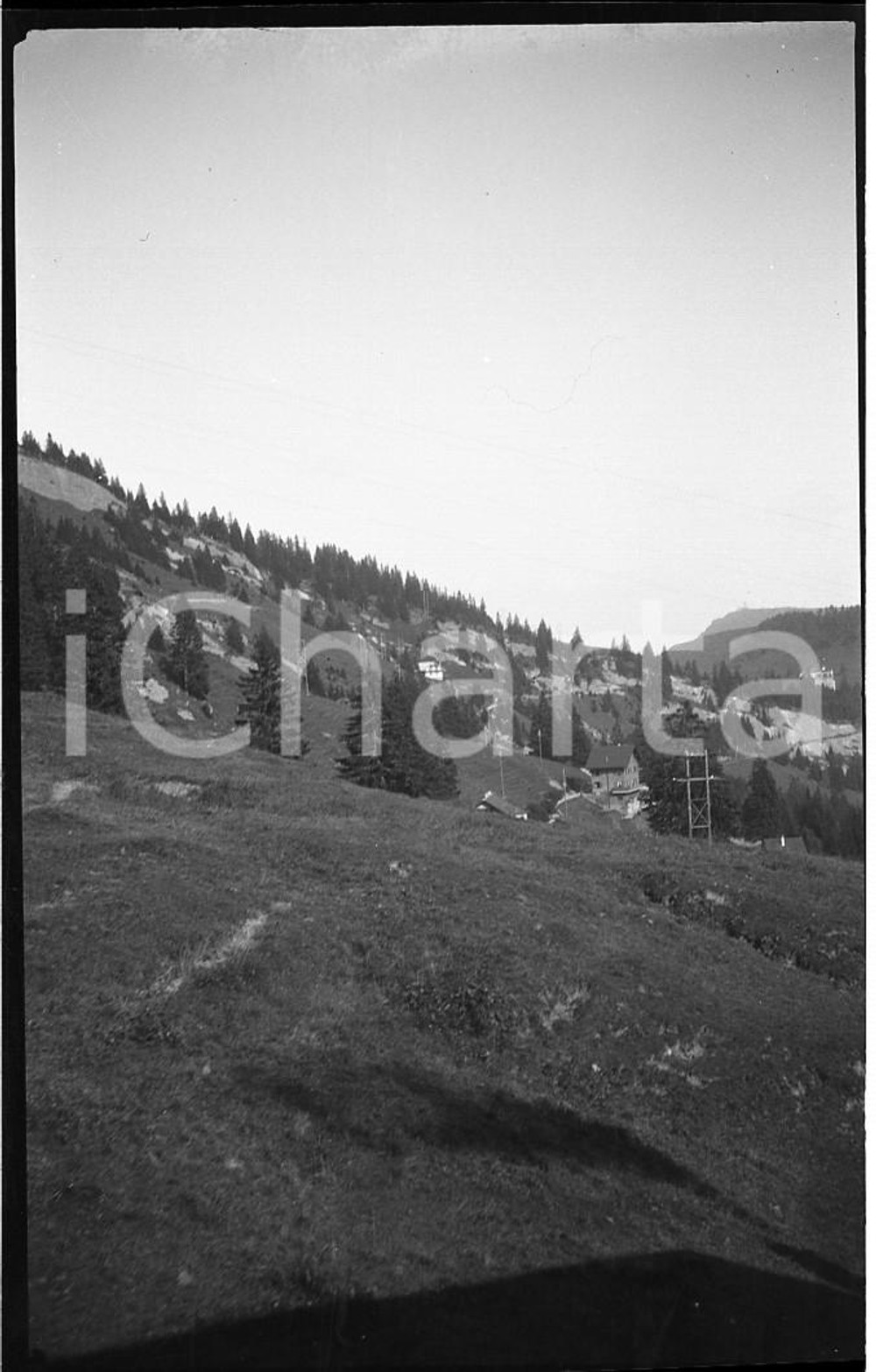 1932 SVIZZERA ZWEISIMMEN Panorama sopra il villaggio NEGATIVO ORIGINALE  Negativo originale in bianco e nero, in formato cm 6 x 9 CONDIZIONI: FAIR ICharta mette in vendita, sul negozio eBay e in esclusiva sul sito "icharta" il proprio archivio composto da numerose diapositive e negativi fotografici d'epoca, tutti originali e autentici, che attraversano la storia del costume italiano tra gli la fine degli anni Sessanta e Novanta.Si tratta di uno sguardo inedito sull'attualità, la politica, la vita quotidiana, il gossip e la cultura, che fotografa il cambiamento della nazione in quest'ultimo scorcio del XX secolo. Un'occasione unica per il mercato del collezionismo, che vede finalmente disponibile un archivio eccezionale per vastità, tematiche e condizioni, in un settore (il negativo fotografico e la diapositiva) di assoluta novità e dalle interessanti prospettive di investimento. FAIR/discreto   originale e autentica 1