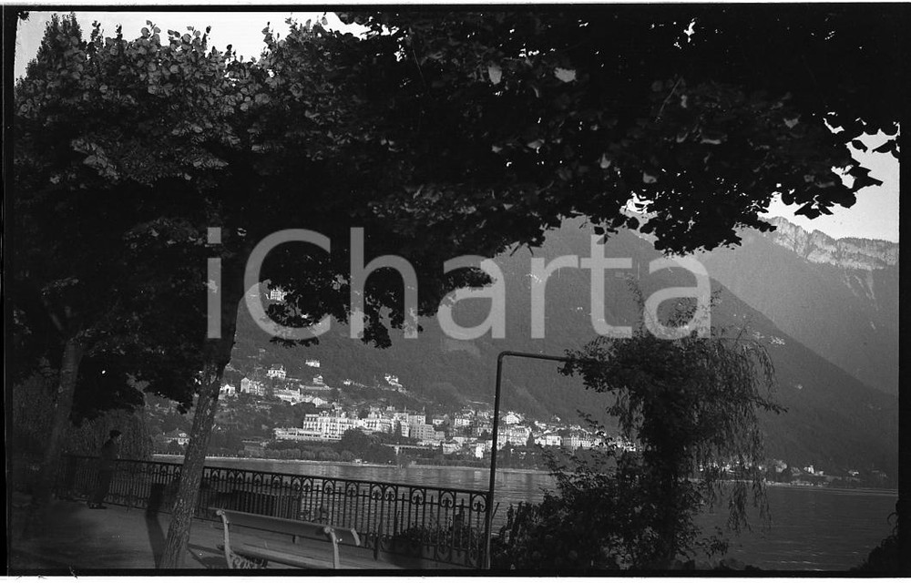 1932 MONTREUX Panorama sul lago Lemano NEGATIVO ORIGINALE  Negativo originale in bianco e nero, in formato cm 6 x 9 CONDIZIONI: FAIR ICharta mette in vendita, sul negozio eBay e in esclusiva sul sito "icharta" il proprio archivio composto da numerose diapositive e negativi fotografici d'epoca, tutti originali e autentici, che attraversano la storia del costume italiano tra gli la fine degli anni Sessanta e Novanta.Si tratta di uno sguardo inedito sull'attualità, la politica, la vita quotidiana, il gossip e la cultura, che fotografa il cambiamento della nazione in quest'ultimo scorcio del XX secolo. Un'occasione unica per il mercato del collezionismo, che vede finalmente disponibile un archivio eccezionale per vastità, tematiche e condizioni, in un settore (il negativo fotografico e la diapositiva) di assoluta novità e dalle interessanti prospettive di investimento. FAIR/discreto   originale e autentica 1