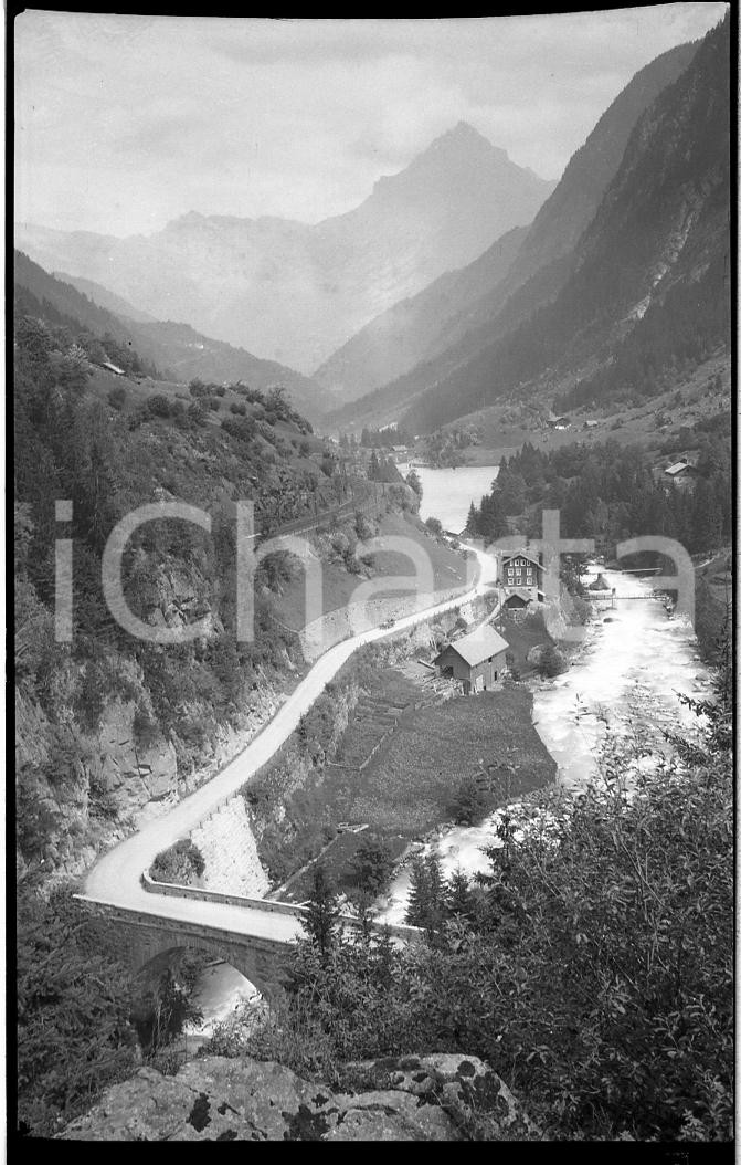 1932 SVIZZERA Ponte in pietra nella valle del Ticino NEGATIVO ORIGINALE  Negativo originale in bianco e nero, in formato cm 6 x 9 CONDIZIONI: FAIR ICharta mette in vendita, sul negozio eBay e in esclusiva sul sito "icharta" il proprio archivio composto da numerose diapositive e negativi fotografici d'epoca, tutti originali e autentici, che attraversano la storia del costume italiano tra gli la fine degli anni Sessanta e Novanta.Si tratta di uno sguardo inedito sull'attualità, la politica, la vita quotidiana, il gossip e la cultura, che fotografa il cambiamento della nazione in quest'ultimo scorcio del XX secolo. Un'occasione unica per il mercato del collezionismo, che vede finalmente disponibile un archivio eccezionale per vastità, tematiche e condizioni, in un settore (il negativo fotografico e la diapositiva) di assoluta novità e dalle interessanti prospettive di investimento. FAIR/discreto   originale e autentica 1