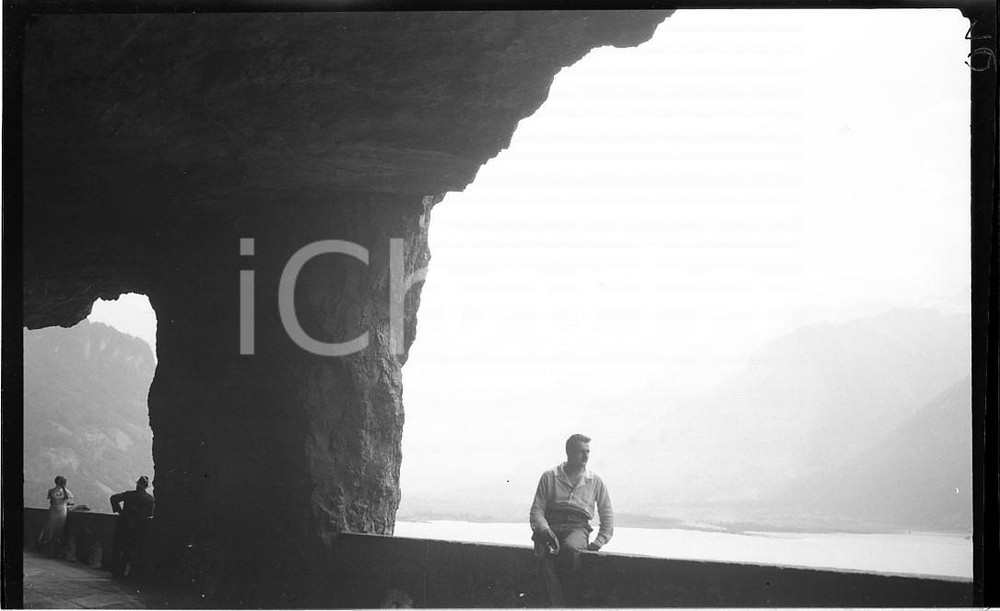 1932 LUGANO Galleria sulla strada lungo il lago (2) NEGATIVO ORIGINALE  Negativo originale in bianco e nero, in formato cm 6 x 9 CONDIZIONI: FAIR ICharta mette in vendita, sul negozio eBay e in esclusiva sul sito "icharta" il proprio archivio composto da numerose diapositive e negativi fotografici d'epoca, tutti originali e autentici, che attraversano la storia del costume italiano tra gli la fine degli anni Sessanta e Novanta.Si tratta di uno sguardo inedito sull'attualità, la politica, la vita quotidiana, il gossip e la cultura, che fotografa il cambiamento della nazione in quest'ultimo scorcio del XX secolo. Un'occasione unica per il mercato del collezionismo, che vede finalmente disponibile un archivio eccezionale per vastità, tematiche e condizioni, in un settore (il negativo fotografico e la diapositiva) di assoluta novità e dalle interessanti prospettive di investimento. FAIR/discreto   originale e autentica 1