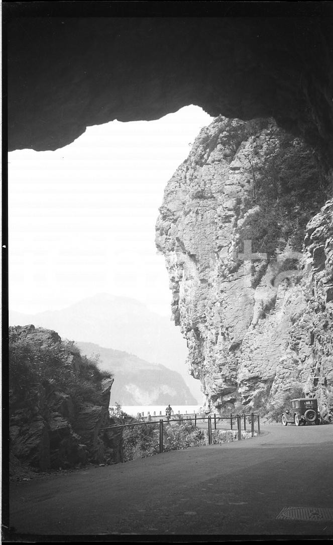 1932 LUGANO Galleria sulla strada lungo il lago (3) NEGATIVO ORIGINALE  Negativo originale in bianco e nero, in formato cm 6 x 9 CONDIZIONI: FAIR ICharta mette in vendita, sul negozio eBay e in esclusiva sul sito "icharta" il proprio archivio composto da numerose diapositive e negativi fotografici d'epoca, tutti originali e autentici, che attraversano la storia del costume italiano tra gli la fine degli anni Sessanta e Novanta.Si tratta di uno sguardo inedito sull'attualità, la politica, la vita quotidiana, il gossip e la cultura, che fotografa il cambiamento della nazione in quest'ultimo scorcio del XX secolo. Un'occasione unica per il mercato del collezionismo, che vede finalmente disponibile un archivio eccezionale per vastità, tematiche e condizioni, in un settore (il negativo fotografico e la diapositiva) di assoluta novità e dalle interessanti prospettive di investimento. FAIR/discreto   originale e autentica 1