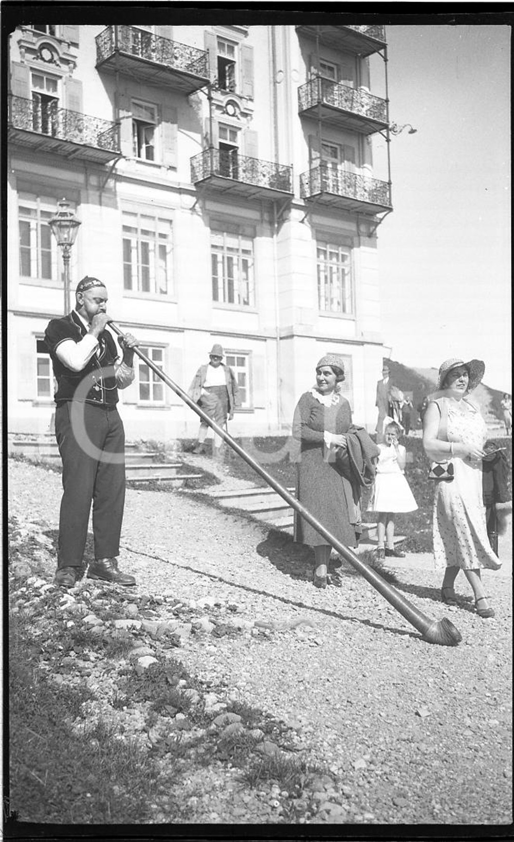 1932 SVIZZERA Esibizione di suonatore di corno alpino NEGATIVO ORIGINALE  Negativo originale in bianco e nero, in formato cm 6 x 9 CONDIZIONI: FAIR ICharta mette in vendita, sul negozio eBay e in esclusiva sul sito "icharta" il proprio archivio composto da numerose diapositive e negativi fotografici d'epoca, tutti originali e autentici, che attraversano la storia del costume italiano tra gli la fine degli anni Sessanta e Novanta.Si tratta di uno sguardo inedito sull'attualità, la politica, la vita quotidiana, il gossip e la cultura, che fotografa il cambiamento della nazione in quest'ultimo scorcio del XX secolo. Un'occasione unica per il mercato del collezionismo, che vede finalmente disponibile un archivio eccezionale per vastità, tematiche e condizioni, in un settore (il negativo fotografico e la diapositiva) di assoluta novità e dalle interessanti prospettive di investimento. FAIR/discreto   originale e autentica 1