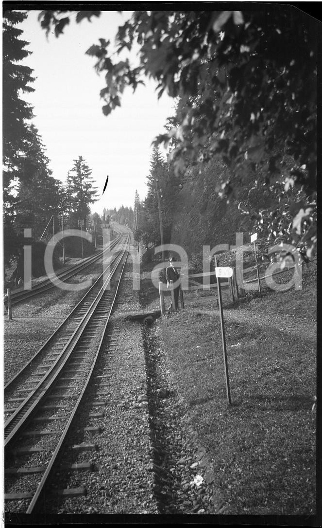 1932 VITZNAU Ferrovia a cremagliera al Rigi Kulm (2) NEGATIVO ORIGINALE  Negativo originale in bianco e nero, in formato cm 6 x 9 CONDIZIONI: FAIR (piccolo segno) ICharta mette in vendita, sul negozio eBay e in esclusiva sul sito "icharta" il proprio archivio composto da numerose diapositive e negativi fotografici d'epoca, tutti originali e autentici, che attraversano la storia del costume italiano tra gli la fine degli anni Sessanta e Novanta.Si tratta di uno sguardo inedito sull'attualità, la politica, la vita quotidiana, il gossip e la cultura, che fotografa il cambiamento della nazione in quest'ultimo scorcio del XX secolo. Un'occasione unica per il mercato del collezionismo, che vede finalmente disponibile un archivio eccezionale per vastità, tematiche e condizioni, in un settore (il negativo fotografico e la diapositiva) di assoluta novità e dalle interessanti prospettive di investimento. FAIR/discreto   originale e autentica 1