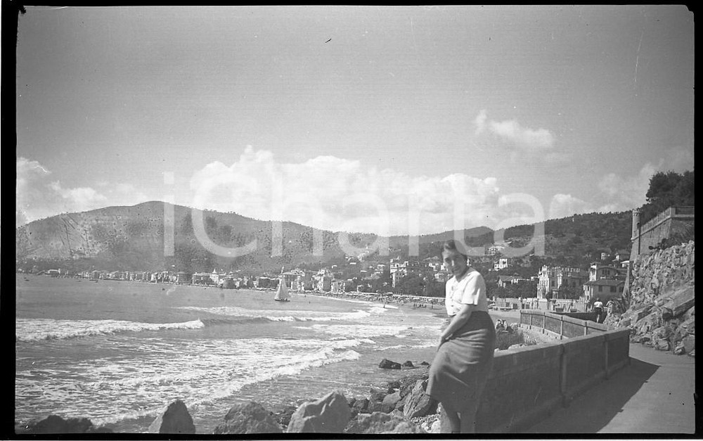 1937 ALASSIO Panorama del lungomare NEGATIVO ORIGINALE  Negativo originale in bianco e nero (su pellicola), in formato cm 6 x 9 CONDIZIONI: POOR (danneggiato da macchie) ICharta mette in vendita, sul negozio eBay e in esclusiva sul sito "icharta" il proprio archivio composto da numerose diapositive e negativi fotografici d'epoca, tutti originali e autentici, che attraversano la storia del costume italiano tra gli la fine degli anni Sessanta e Novanta.Si tratta di uno sguardo inedito sull'attualità, la politica, la vita quotidiana, il gossip e la cultura, che fotografa il cambiamento della nazione in quest'ultimo scorcio del XX secolo. Un'occasione unica per il mercato del collezionismo, che vede finalmente disponibile un archivio eccezionale per vastità, tematiche e condizioni, in un settore (il negativo fotografico e la diapositiva) di assoluta novità e dalle interessanti prospettive di investimento. POOR/danneggiato   originale e autentica 1