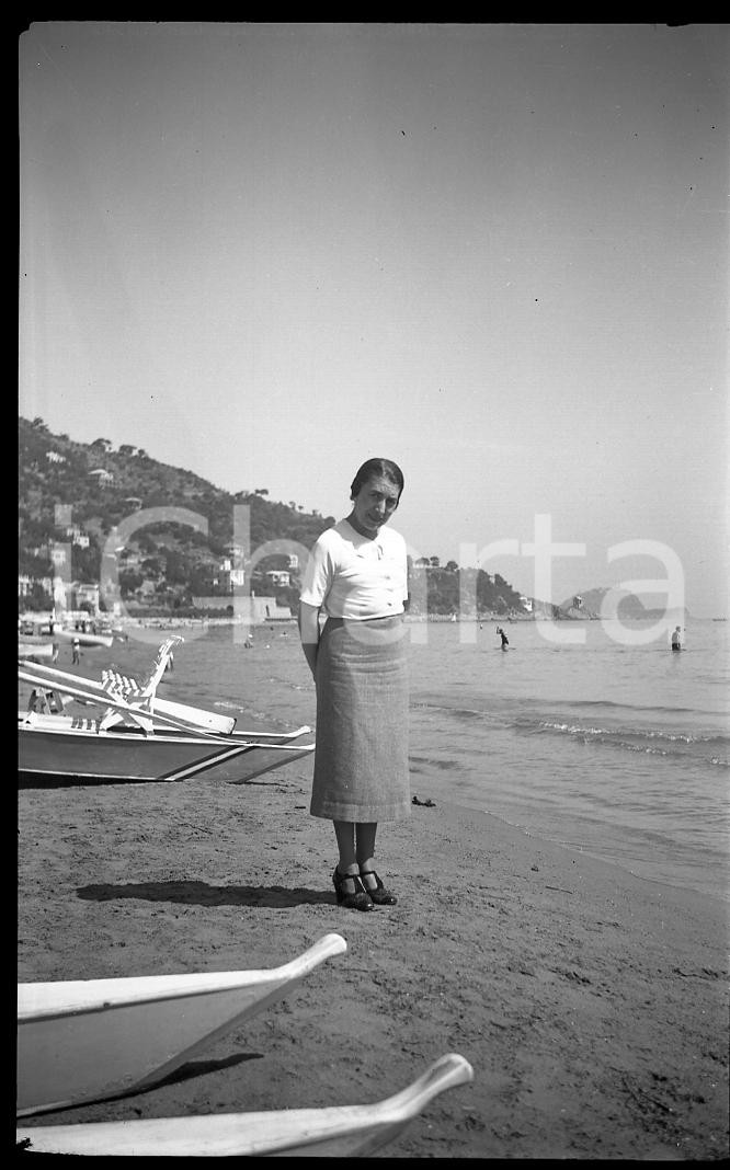 1937 ALASSIO Panorama della spiaggia NEGATIVO ORIGINALE  Negativo originale in bianco e nero (su pellicola), in formato cm 6 x 9 CONDIZIONI: FAIR ICharta mette in vendita, sul negozio eBay e in esclusiva sul sito "icharta" il proprio archivio composto da numerose diapositive e negativi fotografici d'epoca, tutti originali e autentici, che attraversano la storia del costume italiano tra gli la fine degli anni Sessanta e Novanta.Si tratta di uno sguardo inedito sull'attualità, la politica, la vita quotidiana, il gossip e la cultura, che fotografa il cambiamento della nazione in quest'ultimo scorcio del XX secolo. Un'occasione unica per il mercato del collezionismo, che vede finalmente disponibile un archivio eccezionale per vastità, tematiche e condizioni, in un settore (il negativo fotografico e la diapositiva) di assoluta novità e dalle interessanti prospettive di investimento. FAIR/discreto   originale e autentica 1