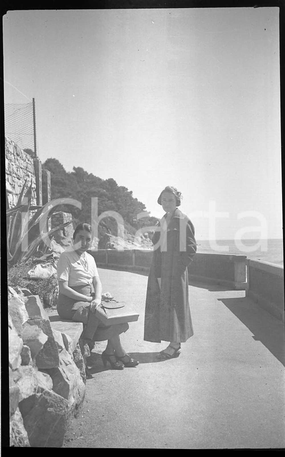 1937 ALASSIO Ritratto sul lungomare NEGATIVO ORIGINALE  Negativo originale in bianco e nero (su pellicola), in formato cm 6 x 9 CONDIZIONI: FAIR ICharta mette in vendita, sul negozio eBay e in esclusiva sul sito "icharta" il proprio archivio composto da numerose diapositive e negativi fotografici d'epoca, tutti originali e autentici, che attraversano la storia del costume italiano tra gli la fine degli anni Sessanta e Novanta.Si tratta di uno sguardo inedito sull'attualità, la politica, la vita quotidiana, il gossip e la cultura, che fotografa il cambiamento della nazione in quest'ultimo scorcio del XX secolo. Un'occasione unica per il mercato del collezionismo, che vede finalmente disponibile un archivio eccezionale per vastità, tematiche e condizioni, in un settore (il negativo fotografico e la diapositiva) di assoluta novità e dalle interessanti prospettive di investimento. FAIR/discreto   originale e autentica 1