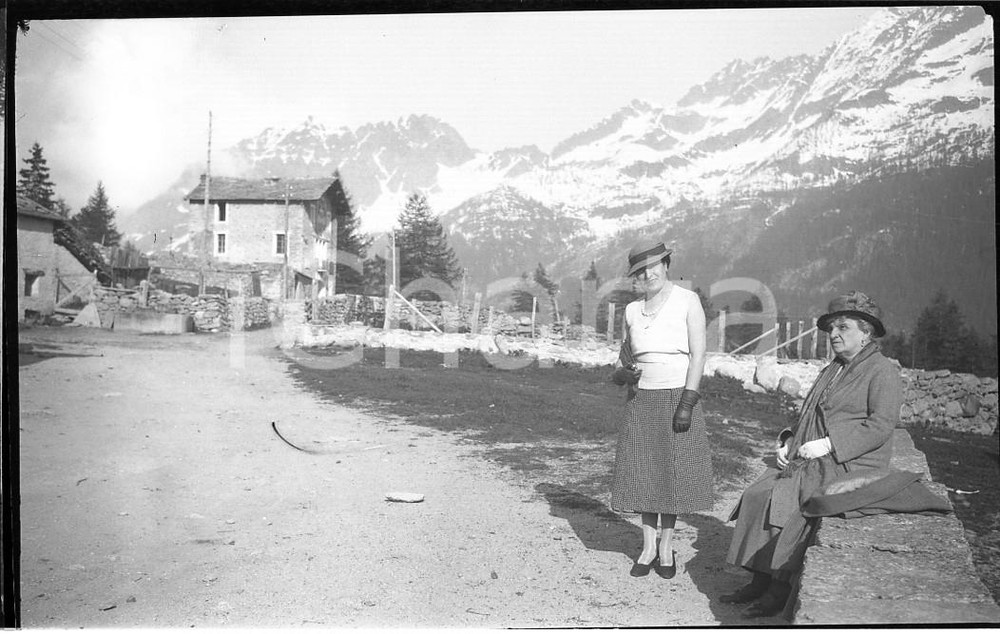 1935 CERESOLE REALE Ritratto di Carmen e la zietta NEGATIVO ORIGINALE  Negativo originale in bianco e nero (su pellicola), in formato cm 6 x 9 CONDIZIONI: FAIR ICharta mette in vendita, sul negozio eBay e in esclusiva sul sito "icharta" il proprio archivio composto da numerose diapositive e negativi fotografici d'epoca, tutti originali e autentici, che attraversano la storia del costume italiano tra gli la fine degli anni Sessanta e Novanta.Si tratta di uno sguardo inedito sull'attualità, la politica, la vita quotidiana, il gossip e la cultura, che fotografa il cambiamento della nazione in quest'ultimo scorcio del XX secolo. Un'occasione unica per il mercato del collezionismo, che vede finalmente disponibile un archivio eccezionale per vastità, tematiche e condizioni, in un settore (il negativo fotografico e la diapositiva) di assoluta novità e dalle interessanti prospettive di investimento. FAIR/discreto   originale e autentica 1