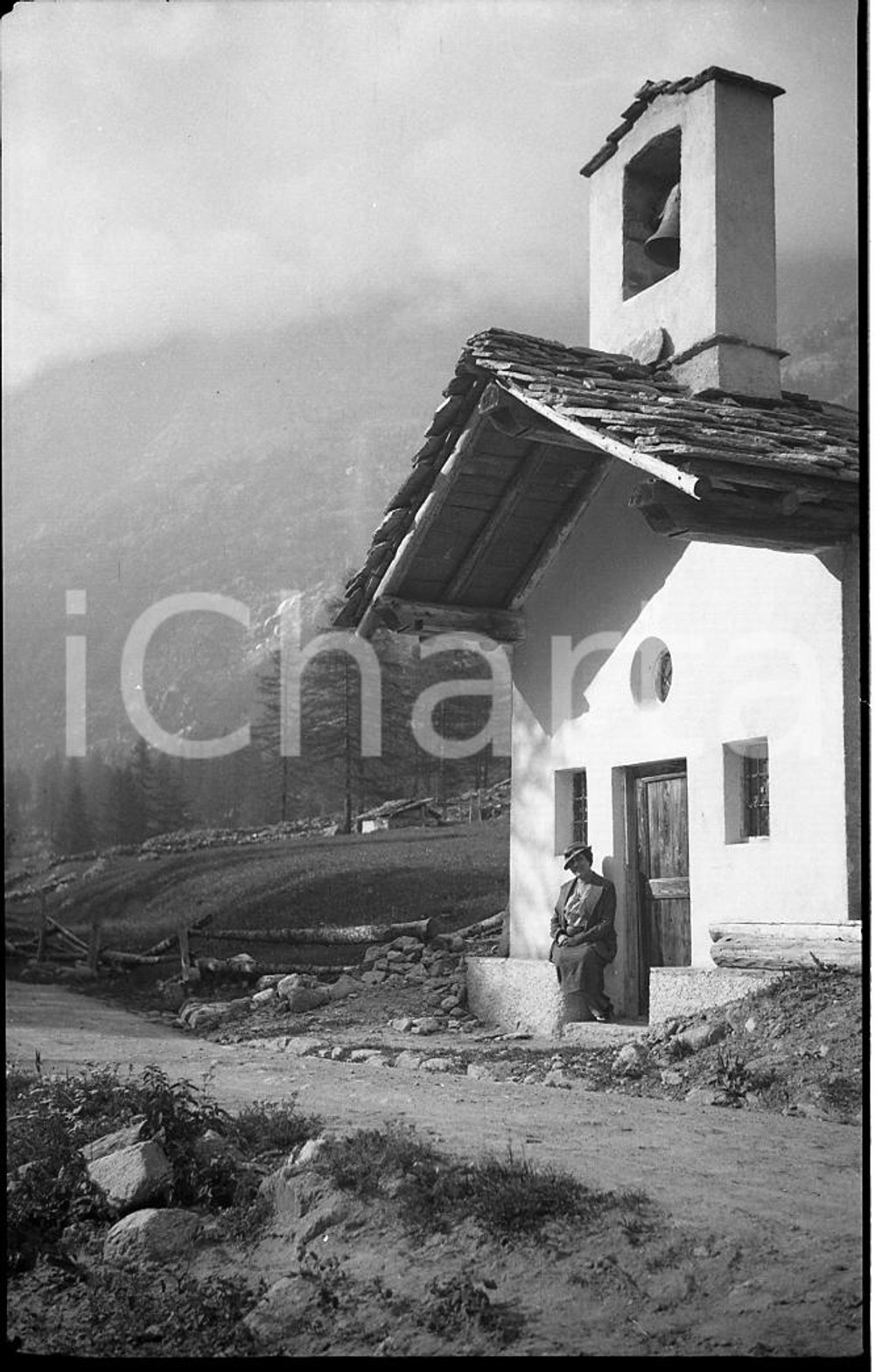 1935 CERESOLE REALE Cappella di San Rocco (1) NEGATIVO ORIGINALE  Negativo originale in bianco e nero (su pellicola), in formato cm 6 x 9 CONDIZIONI: FAIR ICharta mette in vendita, sul negozio eBay e in esclusiva sul sito "icharta" il proprio archivio composto da numerose diapositive e negativi fotografici d'epoca, tutti originali e autentici, che attraversano la storia del costume italiano tra gli la fine degli anni Sessanta e Novanta.Si tratta di uno sguardo inedito sull'attualità, la politica, la vita quotidiana, il gossip e la cultura, che fotografa il cambiamento della nazione in quest'ultimo scorcio del XX secolo. Un'occasione unica per il mercato del collezionismo, che vede finalmente disponibile un archivio eccezionale per vastità, tematiche e condizioni, in un settore (il negativo fotografico e la diapositiva) di assoluta novità e dalle interessanti prospettive di investimento. FAIR/discreto   originale e autentica 1