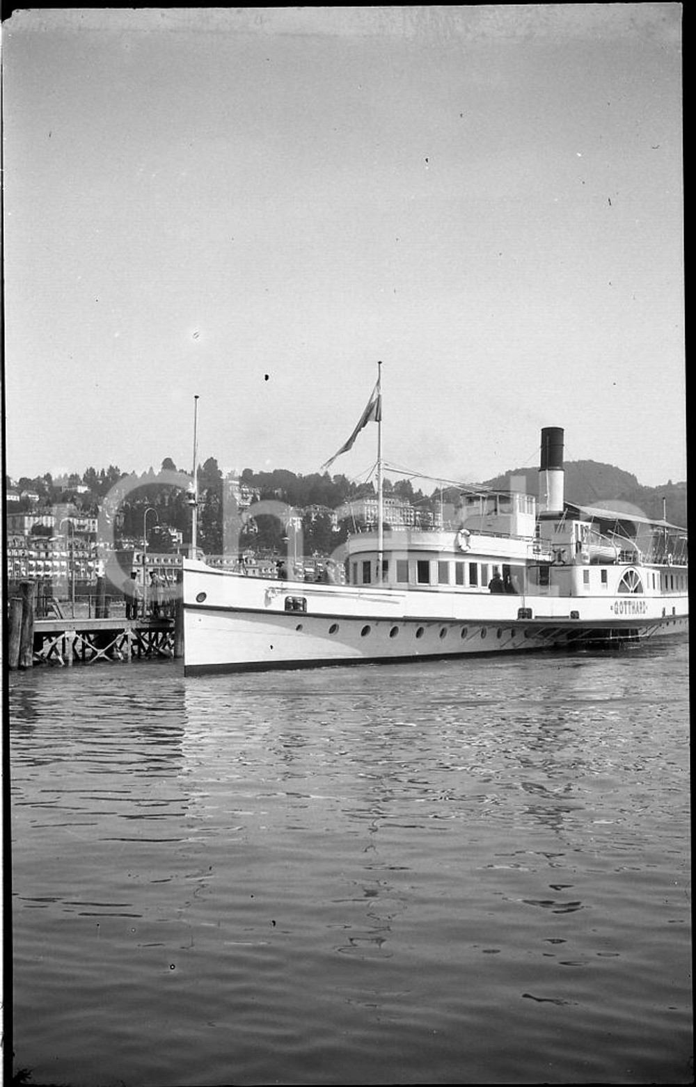 1932 LUCERNA Battello a ruota sul lago NEGATIVO ORIGINALE  Negativo originale in bianco e nero (su pellicola), in formato cm 6 x 9 CONDIZIONI: FAIR ICharta mette in vendita, sul negozio eBay e in esclusiva sul sito "icharta" il proprio archivio composto da numerose diapositive e negativi fotografici d'epoca, tutti originali e autentici, che attraversano la storia del costume italiano tra gli la fine degli anni Sessanta e Novanta.Si tratta di uno sguardo inedito sull'attualità, la politica, la vita quotidiana, il gossip e la cultura, che fotografa il cambiamento della nazione in quest'ultimo scorcio del XX secolo. Un'occasione unica per il mercato del collezionismo, che vede finalmente disponibile un archivio eccezionale per vastità, tematiche e condizioni, in un settore (il negativo fotografico e la diapositiva) di assoluta novità e dalle interessanti prospettive di investimento. FAIR/discreto   originale e autentica 1