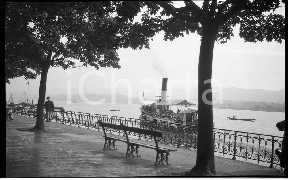1932 ZURIGO Battello a vapore in gita sul lago NEGATIVO ORIGINALE  Negativo originale in bianco e nero (su pellicola), in formato cm 6 x 9 CONDIZIONI: FAIR ICharta mette in vendita, sul negozio eBay e in esclusiva sul sito "icharta" il proprio archivio composto da numerose diapositive e negativi fotografici d'epoca, tutti originali e autentici, che attraversano la storia del costume italiano tra gli la fine degli anni Sessanta e Novanta.Si tratta di uno sguardo inedito sull'attualità, la politica, la vita quotidiana, il gossip e la cultura, che fotografa il cambiamento della nazione in quest'ultimo scorcio del XX secolo. Un'occasione unica per il mercato del collezionismo, che vede finalmente disponibile un archivio eccezionale per vastità, tematiche e condizioni, in un settore (il negativo fotografico e la diapositiva) di assoluta novità e dalle interessanti prospettive di investimento. FAIR/discreto   originale e autentica 1