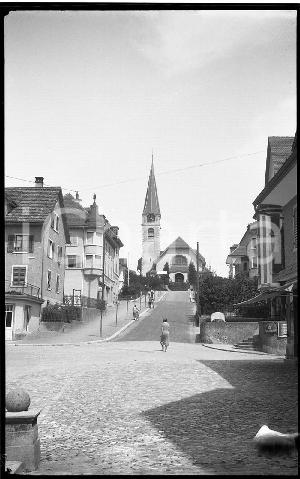1932 WALLISELLEN CH Chiesa protestante e centro storico NEGATIVO ORIGINALE  Negativo originale in bianco e nero (su pellicola), in formato cm 6 x 9 CONDIZIONI: FAIR ICharta mette in vendita, sul negozio eBay e in esclusiva sul sito "icharta" il proprio archivio composto da numerose diapositive e negativi fotografici d'epoca, tutti originali e autentici, che attraversano la storia del costume italiano tra gli la fine degli anni Sessanta e Novanta.Si tratta di uno sguardo inedito sull'attualità, la politica, la vita quotidiana, il gossip e la cultura, che fotografa il cambiamento della nazione in quest'ultimo scorcio del XX secolo. Un'occasione unica per il mercato del collezionismo, che vede finalmente disponibile un archivio eccezionale per vastità, tematiche e condizioni, in un settore (il negativo fotografico e la diapositiva) di assoluta novità e dalle interessanti prospettive di investimento. FAIR/discreto   originale e autentica 1