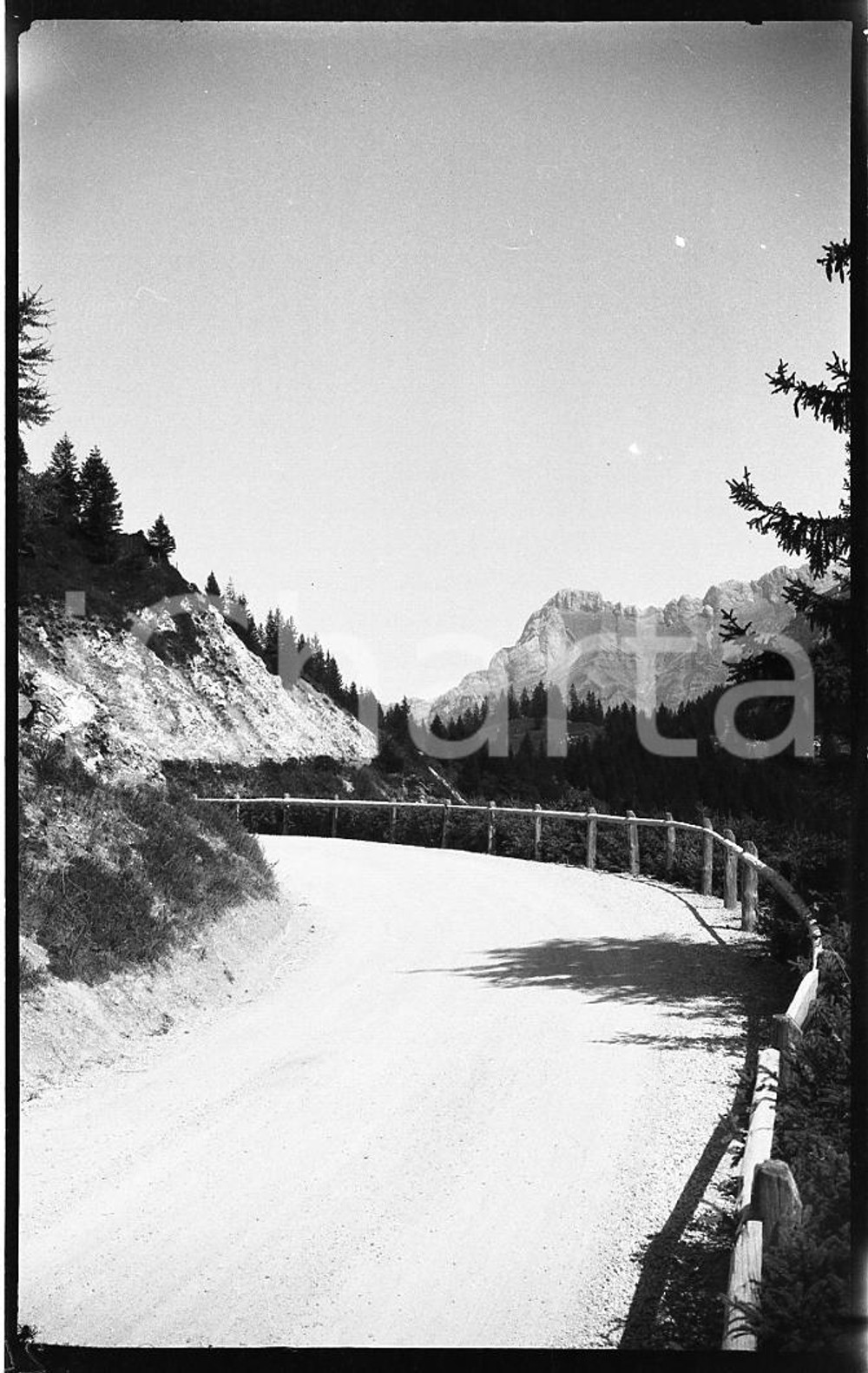 1932 SVIZZERA BRUNIG La strada verso il passo NEGATIVO ORIGINALE  Negativo originale in bianco e nero (su pellicola), in formato cm 6 x 9 CONDIZIONI: FAIR ICharta mette in vendita, sul negozio eBay e in esclusiva sul sito "icharta" il proprio archivio composto da numerose diapositive e negativi fotografici d'epoca, tutti originali e autentici, che attraversano la storia del costume italiano tra gli la fine degli anni Sessanta e Novanta.Si tratta di uno sguardo inedito sull'attualità, la politica, la vita quotidiana, il gossip e la cultura, che fotografa il cambiamento della nazione in quest'ultimo scorcio del XX secolo. Un'occasione unica per il mercato del collezionismo, che vede finalmente disponibile un archivio eccezionale per vastità, tematiche e condizioni, in un settore (il negativo fotografico e la diapositiva) di assoluta novità e dalle interessanti prospettive di investimento. FAIR/discreto   originale e autentica 1