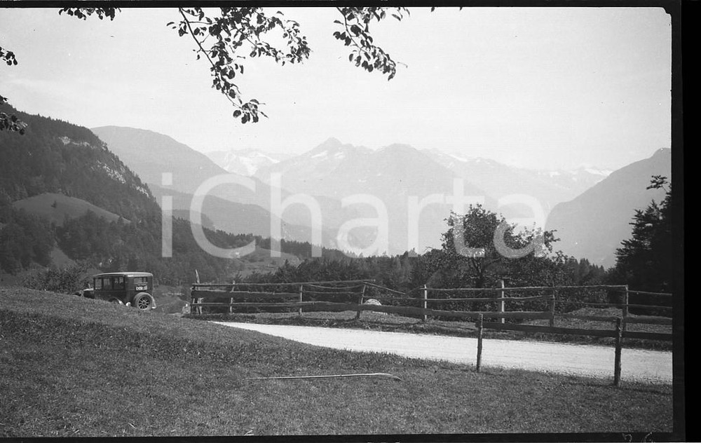 1932 SVIZZERA BRUNIG La strada verso il passo (1) NEGATIVO ORIGINALE  Negativo originale in bianco e nero (su pellicola), in formato cm 6 x 9 CONDIZIONI: FAIR ICharta mette in vendita, sul negozio eBay e in esclusiva sul sito "icharta" il proprio archivio composto da numerose diapositive e negativi fotografici d'epoca, tutti originali e autentici, che attraversano la storia del costume italiano tra gli la fine degli anni Sessanta e Novanta.Si tratta di uno sguardo inedito sull'attualità, la politica, la vita quotidiana, il gossip e la cultura, che fotografa il cambiamento della nazione in quest'ultimo scorcio del XX secolo. Un'occasione unica per il mercato del collezionismo, che vede finalmente disponibile un archivio eccezionale per vastità, tematiche e condizioni, in un settore (il negativo fotografico e la diapositiva) di assoluta novità e dalle interessanti prospettive di investimento. FAIR/discreto   originale e autentica 1