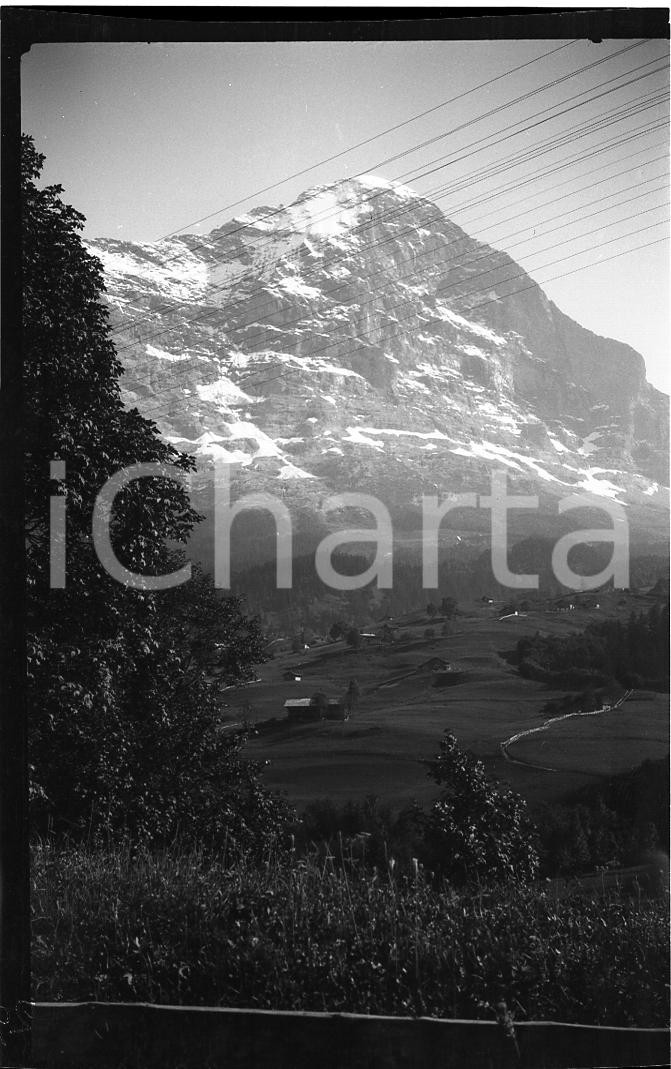 1932 SVIZZERA GRINDELWALD Paesaggio e il monte Eiger 1 NEGATIVO ORIGINALE  Negativo originale in bianco e nero (su pellicola), in formato cm 6 x 9 CONDIZIONI: FAIR ICharta mette in vendita, sul negozio eBay e in esclusiva sul sito "icharta" il proprio archivio composto da numerose diapositive e negativi fotografici d'epoca, tutti originali e autentici, che attraversano la storia del costume italiano tra gli la fine degli anni Sessanta e Novanta.Si tratta di uno sguardo inedito sull'attualità, la politica, la vita quotidiana, il gossip e la cultura, che fotografa il cambiamento della nazione in quest'ultimo scorcio del XX secolo. Un'occasione unica per il mercato del collezionismo, che vede finalmente disponibile un archivio eccezionale per vastità, tematiche e condizioni, in un settore (il negativo fotografico e la diapositiva) di assoluta novità e dalle interessanti prospettive di investimento. FAIR/discreto   originale e autentica 1
