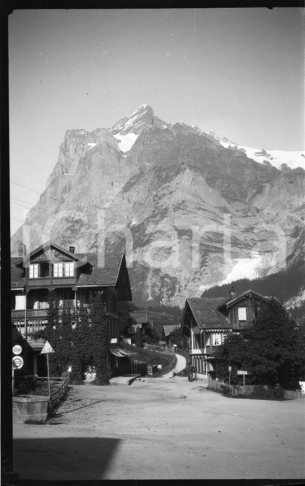 1932 SVIZZERA GRINDELWALD Il paese sotto monte Eiger NEGATIVO ORIGINALE  Negativo originale in bianco e nero (su pellicola), in formato cm 6 x 9 CONDIZIONI: FAIR ICharta mette in vendita, sul negozio eBay e in esclusiva sul sito "icharta" il proprio archivio composto da numerose diapositive e negativi fotografici d'epoca, tutti originali e autentici, che attraversano la storia del costume italiano tra gli la fine degli anni Sessanta e Novanta.Si tratta di uno sguardo inedito sull'attualità, la politica, la vita quotidiana, il gossip e la cultura, che fotografa il cambiamento della nazione in quest'ultimo scorcio del XX secolo. Un'occasione unica per il mercato del collezionismo, che vede finalmente disponibile un archivio eccezionale per vastità, tematiche e condizioni, in un settore (il negativo fotografico e la diapositiva) di assoluta novità e dalle interessanti prospettive di investimento. FAIR/discreto   originale e autentica 1