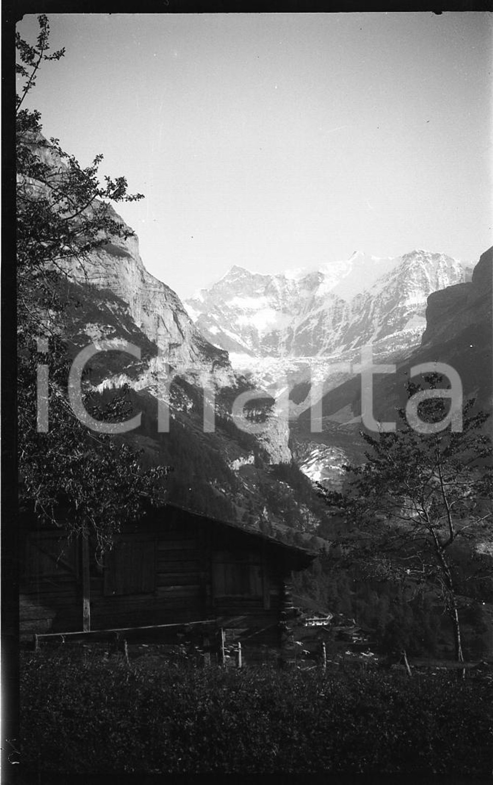 1932 SVIZZERA WENGEN Paesaggio e il monte Jungfrau NEGATIVO ORIGINALE  Negativo originale in bianco e nero (su pellicola), in formato cm 6 x 9 CONDIZIONI: FAIR ICharta mette in vendita, sul negozio eBay e in esclusiva sul sito "icharta" il proprio archivio composto da numerose diapositive e negativi fotografici d'epoca, tutti originali e autentici, che attraversano la storia del costume italiano tra gli la fine degli anni Sessanta e Novanta.Si tratta di uno sguardo inedito sull'attualità, la politica, la vita quotidiana, il gossip e la cultura, che fotografa il cambiamento della nazione in quest'ultimo scorcio del XX secolo. Un'occasione unica per il mercato del collezionismo, che vede finalmente disponibile un archivio eccezionale per vastità, tematiche e condizioni, in un settore (il negativo fotografico e la diapositiva) di assoluta novità e dalle interessanti prospettive di investimento. FAIR/discreto   originale e autentica 1