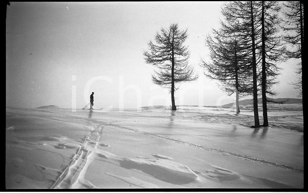 1935 PIEMONTE PRA' CATINAT Escursione sulla neve NEGATIVO ORIGINALE  Negativo originale in bianco e nero (su pellicola), in formato cm 6 x 9 CONDIZIONI: FAIR ICharta mette in vendita, sul negozio eBay e in esclusiva sul sito "icharta" il proprio archivio composto da numerose diapositive e negativi fotografici d'epoca, tutti originali e autentici, che attraversano la storia del costume italiano tra gli la fine degli anni Sessanta e Novanta.Si tratta di uno sguardo inedito sull'attualità, la politica, la vita quotidiana, il gossip e la cultura, che fotografa il cambiamento della nazione in quest'ultimo scorcio del XX secolo. Un'occasione unica per il mercato del collezionismo, che vede finalmente disponibile un archivio eccezionale per vastità, tematiche e condizioni, in un settore (il negativo fotografico e la diapositiva) di assoluta novità e dalle interessanti prospettive di investimento. FAIR/discreto   originale e autentica 1