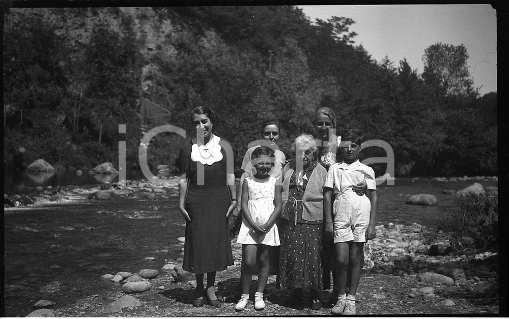 1937 PIEMONTE TRANA Gruppo famiglia sul fiume Sangone NEGATIVO ORIGINALE  Negativo originale in bianco e nero (su pellicola), in formato cm 6 x 9 CONDIZIONI: FAIR ICharta mette in vendita, sul negozio eBay e in esclusiva sul sito "icharta" il proprio archivio composto da numerose diapositive e negativi fotografici d'epoca, tutti originali e autentici, che attraversano la storia del costume italiano tra gli la fine degli anni Sessanta e Novanta.Si tratta di uno sguardo inedito sull'attualità, la politica, la vita quotidiana, il gossip e la cultura, che fotografa il cambiamento della nazione in quest'ultimo scorcio del XX secolo. Un'occasione unica per il mercato del collezionismo, che vede finalmente disponibile un archivio eccezionale per vastità, tematiche e condizioni, in un settore (il negativo fotografico e la diapositiva) di assoluta novità e dalle interessanti prospettive di investimento. FAIR/discreto   originale e autentica 1