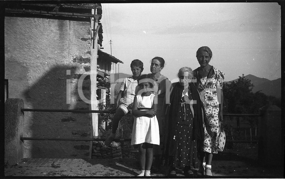 1937 PIEMONTE TRANA Ritratto di famiglia 2 NEGATIVO ORIGINALE  Negativo originale in bianco e nero (su pellicola), in formato cm 6 x 9 CONDIZIONI: FAIR ICharta mette in vendita, sul negozio eBay e in esclusiva sul sito "icharta" il proprio archivio composto da numerose diapositive e negativi fotografici d'epoca, tutti originali e autentici, che attraversano la storia del costume italiano tra gli la fine degli anni Sessanta e Novanta.Si tratta di uno sguardo inedito sull'attualità, la politica, la vita quotidiana, il gossip e la cultura, che fotografa il cambiamento della nazione in quest'ultimo scorcio del XX secolo. Un'occasione unica per il mercato del collezionismo, che vede finalmente disponibile un archivio eccezionale per vastità, tematiche e condizioni, in un settore (il negativo fotografico e la diapositiva) di assoluta novità e dalle interessanti prospettive di investimento. FAIR/discreto   originale e autentica 1